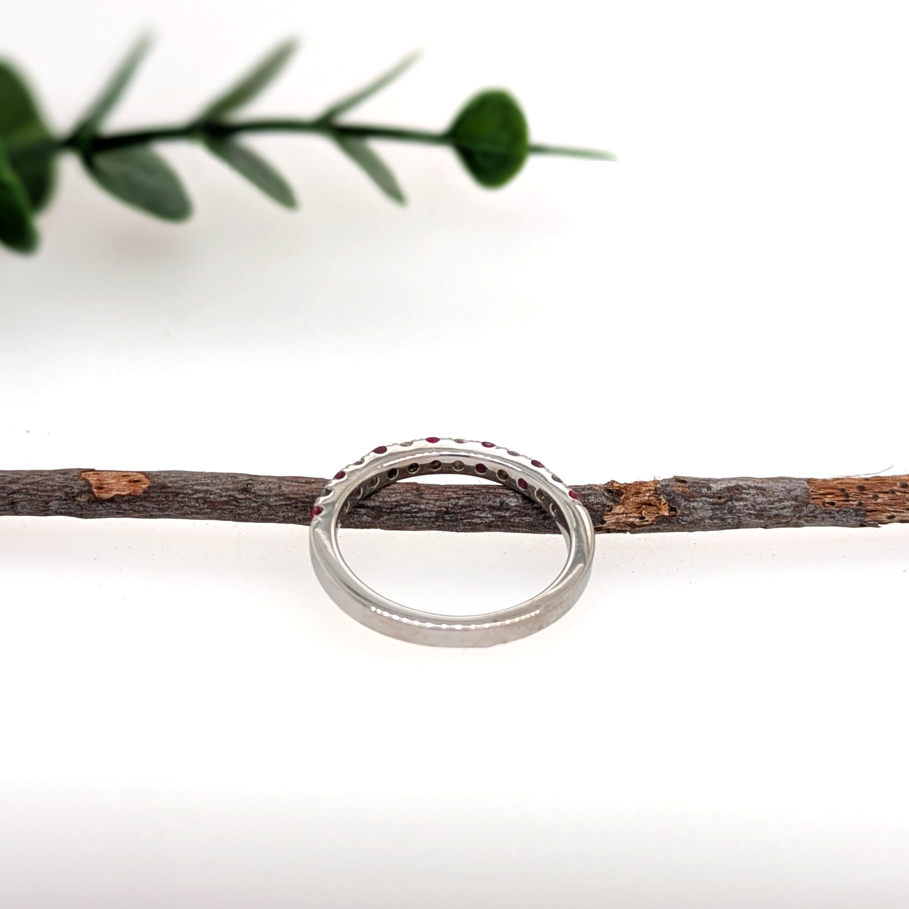 Fascia di diamanti e rubini rotondi in oro bianco massiccio 14K - Fascia a metà strada In condizioni Nuovo in vendita a Columbus, OH