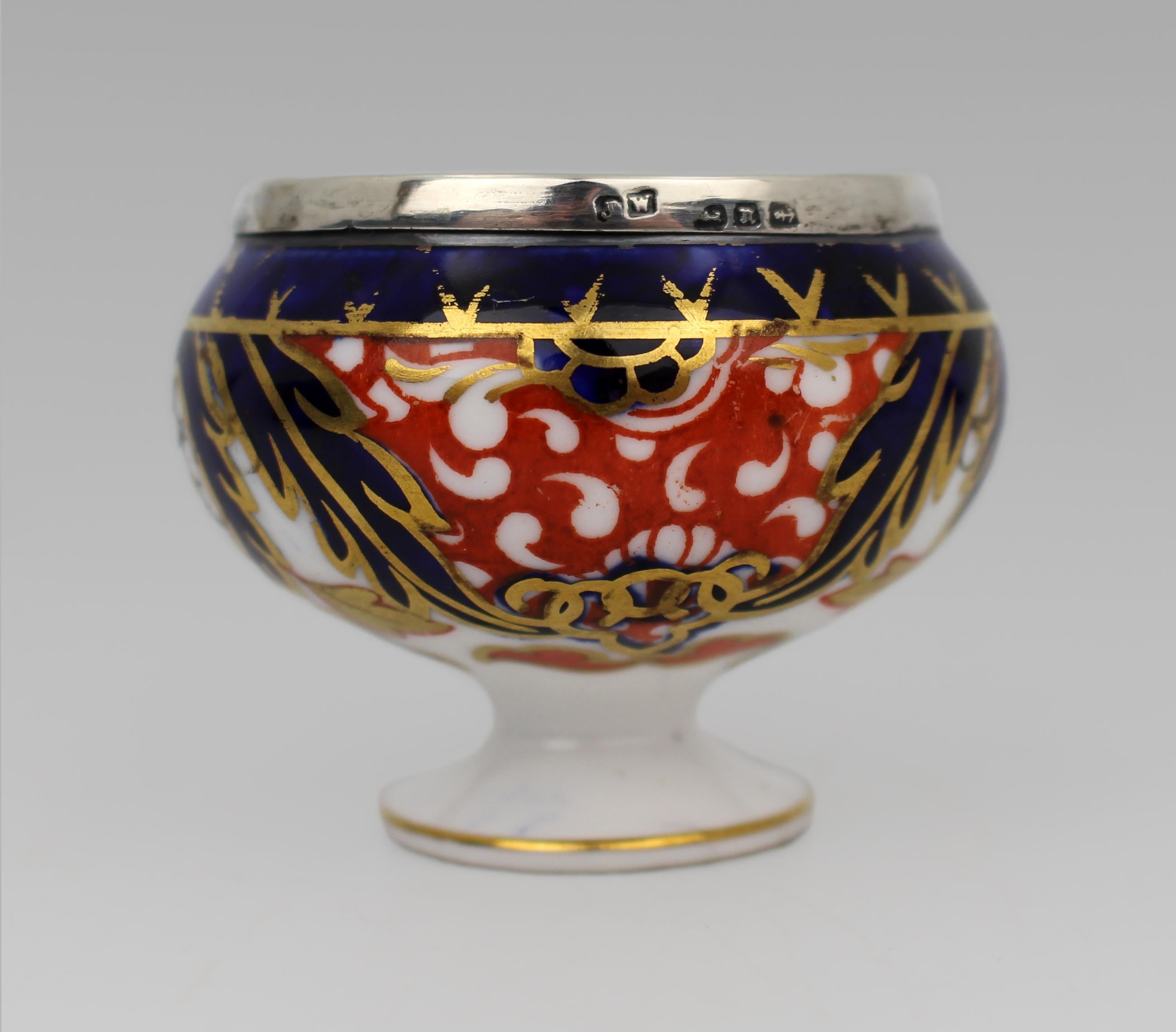 Feine Royal Crown Derby Imari Porcelain & Silber Salz, um 1890

Ein feines spätviktorianisches Royal Crown Derby-Porzellansalz, wunderschön dekoriert in der klassischen Imari-Farbpalette von Kobaltblau, Eisenrot und Gold.

Das Salz in eleganter