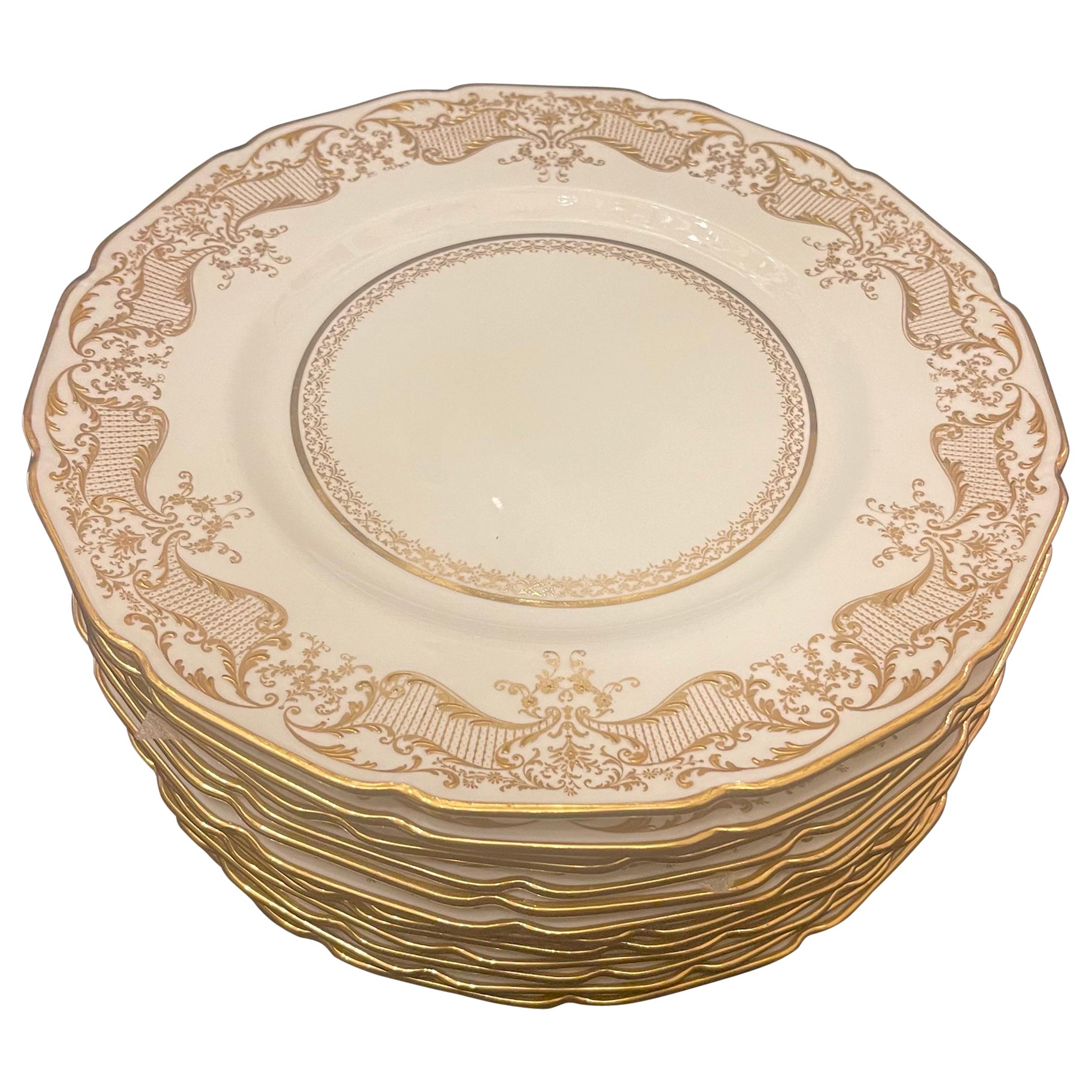 Raffinato servizio Royal Doulton di 12 piatti da portata inglesi con decorazioni dorate a rilievo
