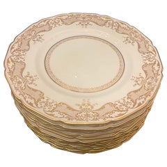 Raffinato servizio Royal Doulton di 12 piatti da portata inglesi con decorazioni dorate a rilievo