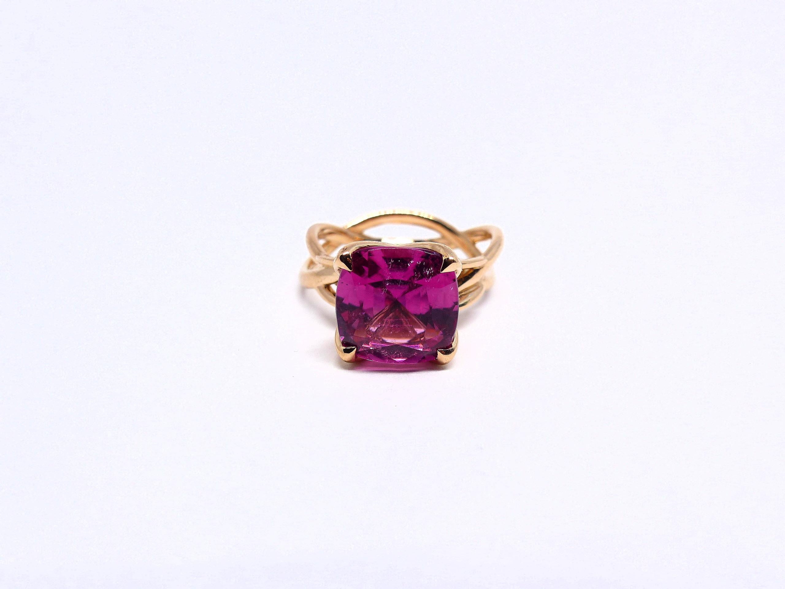 Thomas Leyser is renowned for his contemporary jewellery designs utilizing fine gemstones. 

This 18k rose gold (6.25g) ring is set with 1x fine Rubellite (facetted, cushion, 11x11mm, 4.92ct). 

Ringsize: 7 1/4