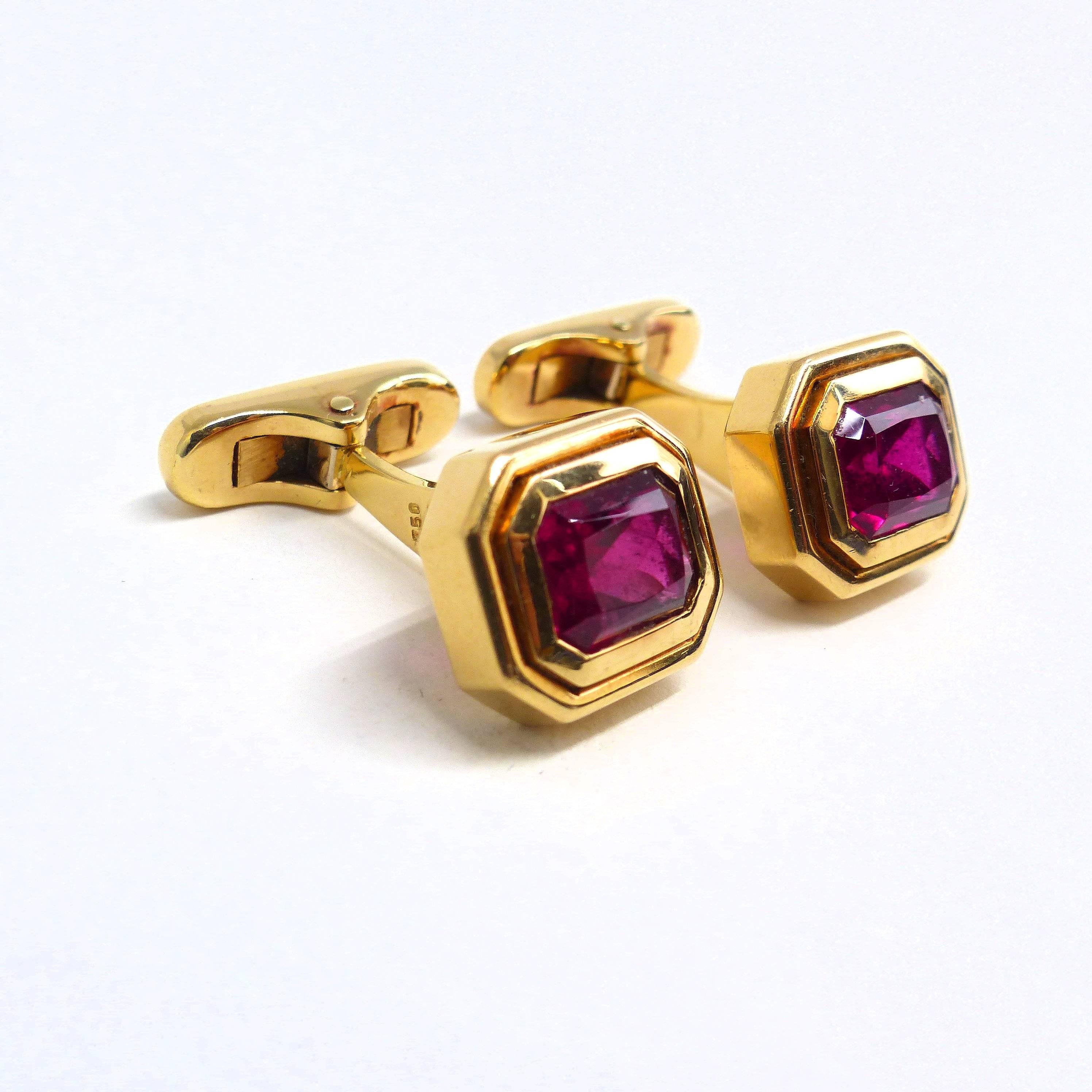 Thomas Leyser est réputé pour ses créations de bijoux contemporains utilisant des pierres précieuses fines. 

Ces boutons de manchette en or rose 18 carats (23,70 g) sont sertis de 2 rubélites facettées de qualité supérieure en forme d'émeraude, 9x7