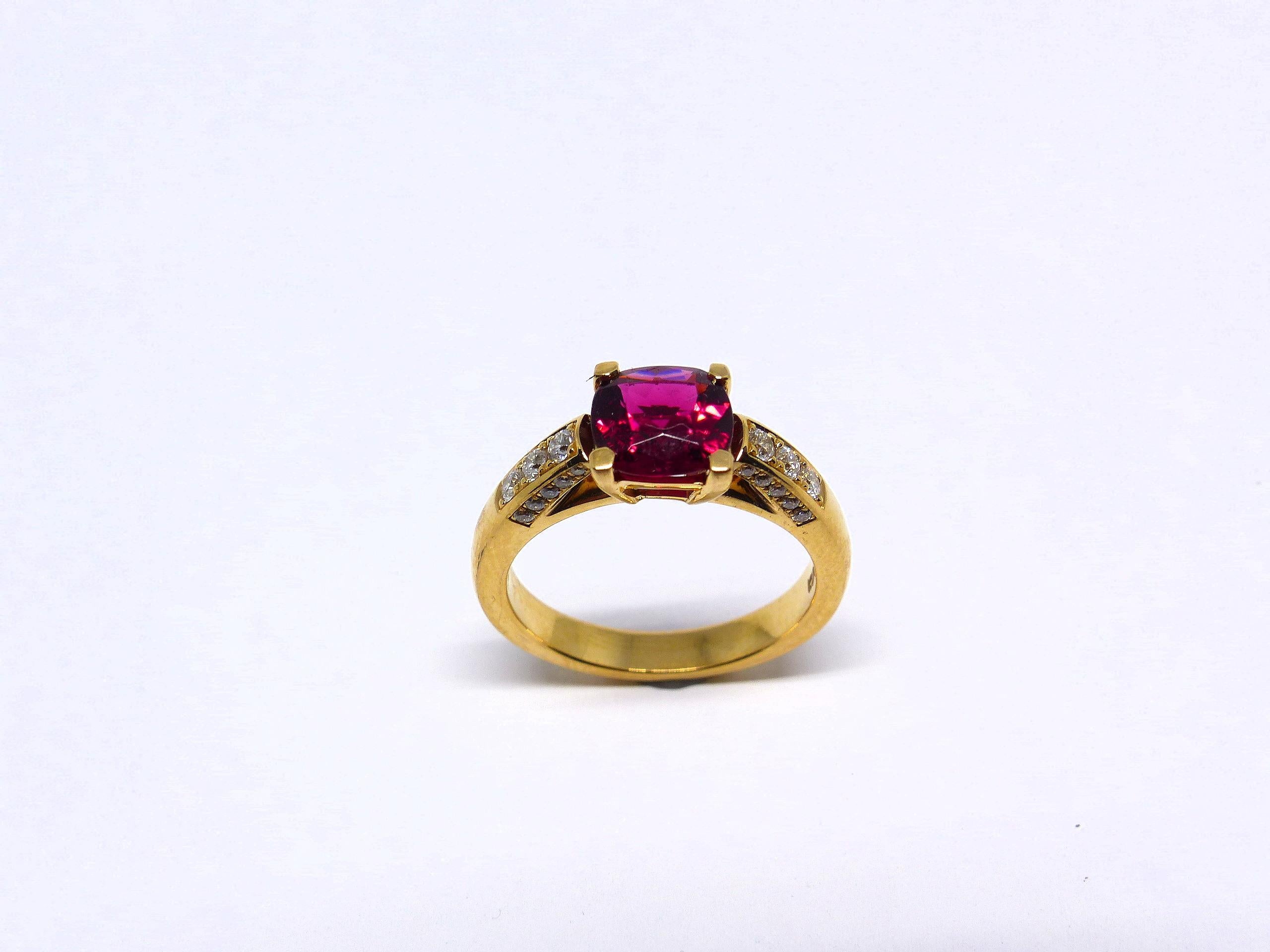 Thomas Leyser est réputé pour ses créations de bijoux contemporains utilisant des pierres précieuses fines. 

Cette bague en or rose 18 carats (6,62 g) est sertie d'une rubellite fine (facettée, coussin, 7,5 mm, 1,80 ct) et de 26 diamants (taille