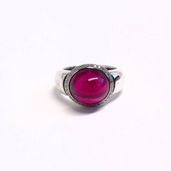 Bague en or blanc avec 1 cabochon de rubélite et diamants.