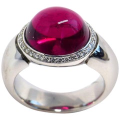 Ring in White Gold with 1 Rubelite Cabouchon and Diamonds.