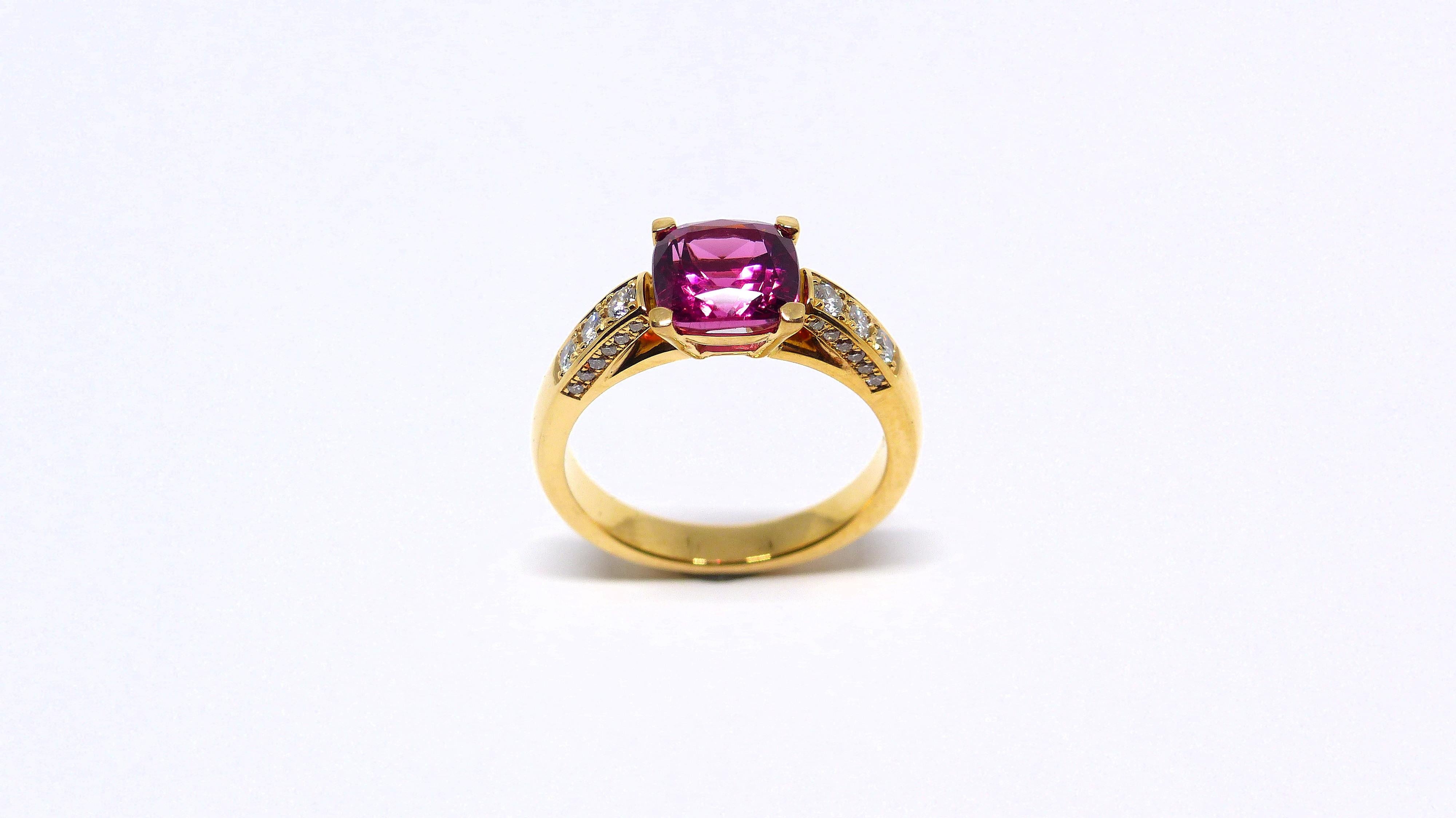 Thomas Leyser is renowned for his contemporary jewellery designs utilizing fine gemstones. 

This 18k rose gold (7.17g) ring is set with 1x fine Rubellite (facetted, cushion, 8.5mm, 2.51ct) + 26x Diamonds (brillant-cut, 1-2mm, G(VS, 0.32ct).