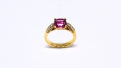 Anillo de Oro Rosa con 1 Rubelita y Diamantes.