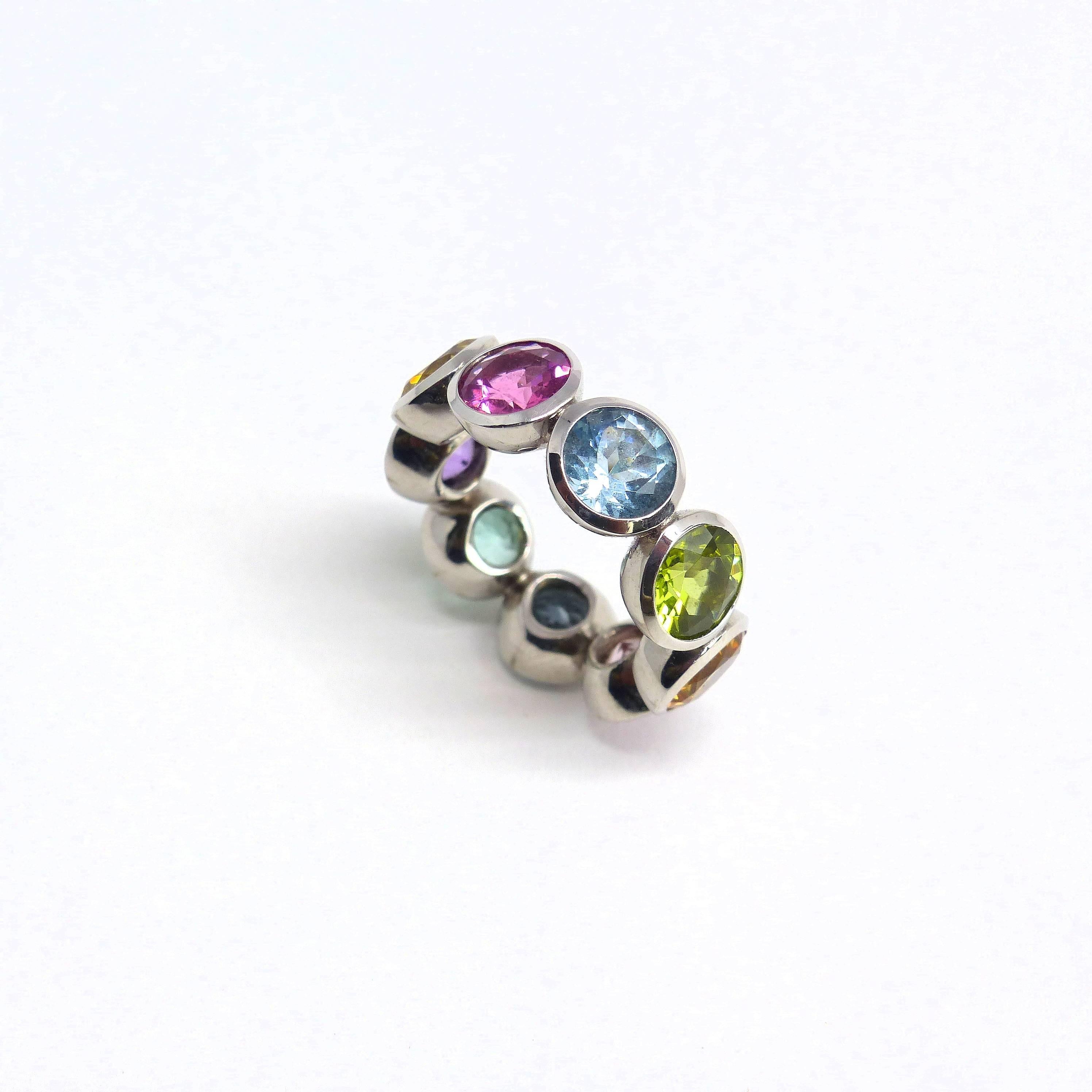 Thomas Leyser ist bekannt für seine zeitgenössischen Schmuckentwürfe mit edlen Farbedelsteinen und Diamanten. 

Dieser Ring aus 18k Roségold ist mit 8 hochwertigen Edelsteinen besetzt (Aquamarin, Rubelit, rosa Turmalin, Peridot, grüner Turmalin,