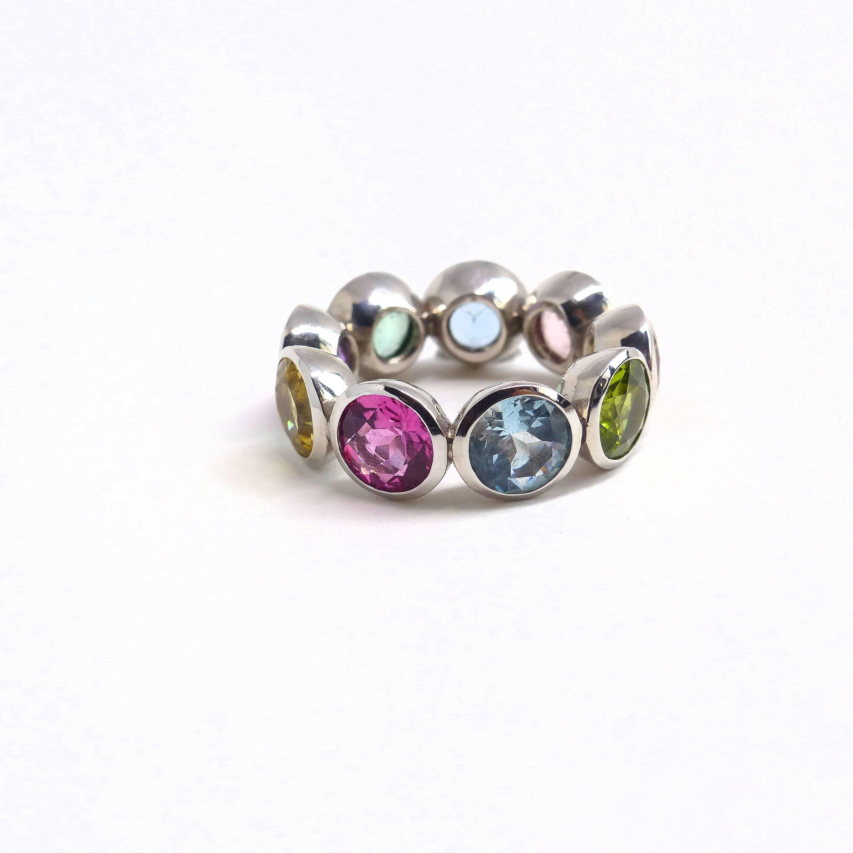 Disco-Ring aus 18 Karat Gold mit feinem Rubelit, Turmalin, Aqua, Peridot, Beryll, Citrin, Citrin und Amethyst (Zeitgenössisch) im Angebot