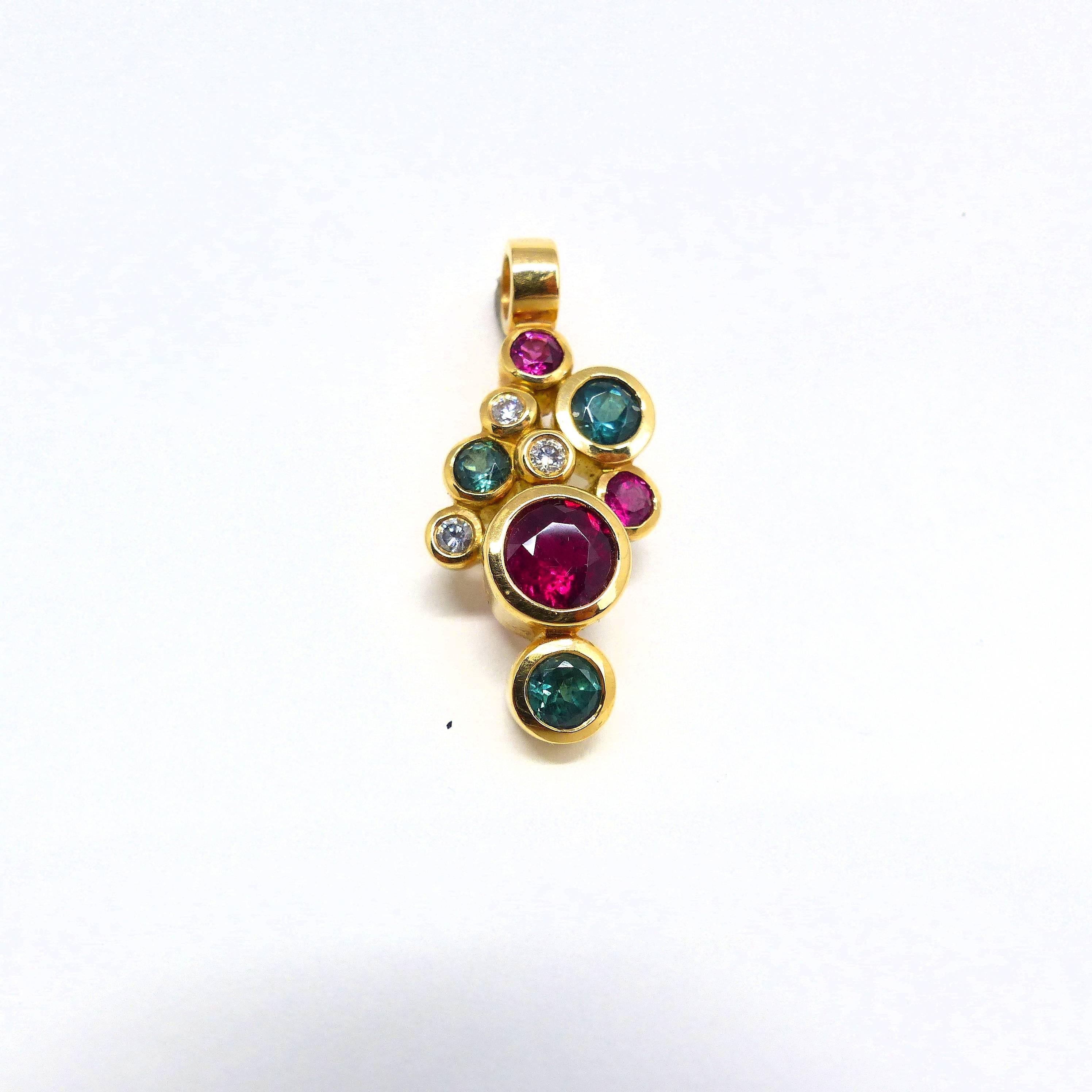 Thomas Leyser est réputé pour ses créations de bijoux contemporains utilisant des pierres précieuses de couleur et des diamants. 

Ce pendentif en or rose 18 carats est serti de 6x tourmalines et rubélites fines (facettées, rondes, 3-6 mm, 1,74 ct).