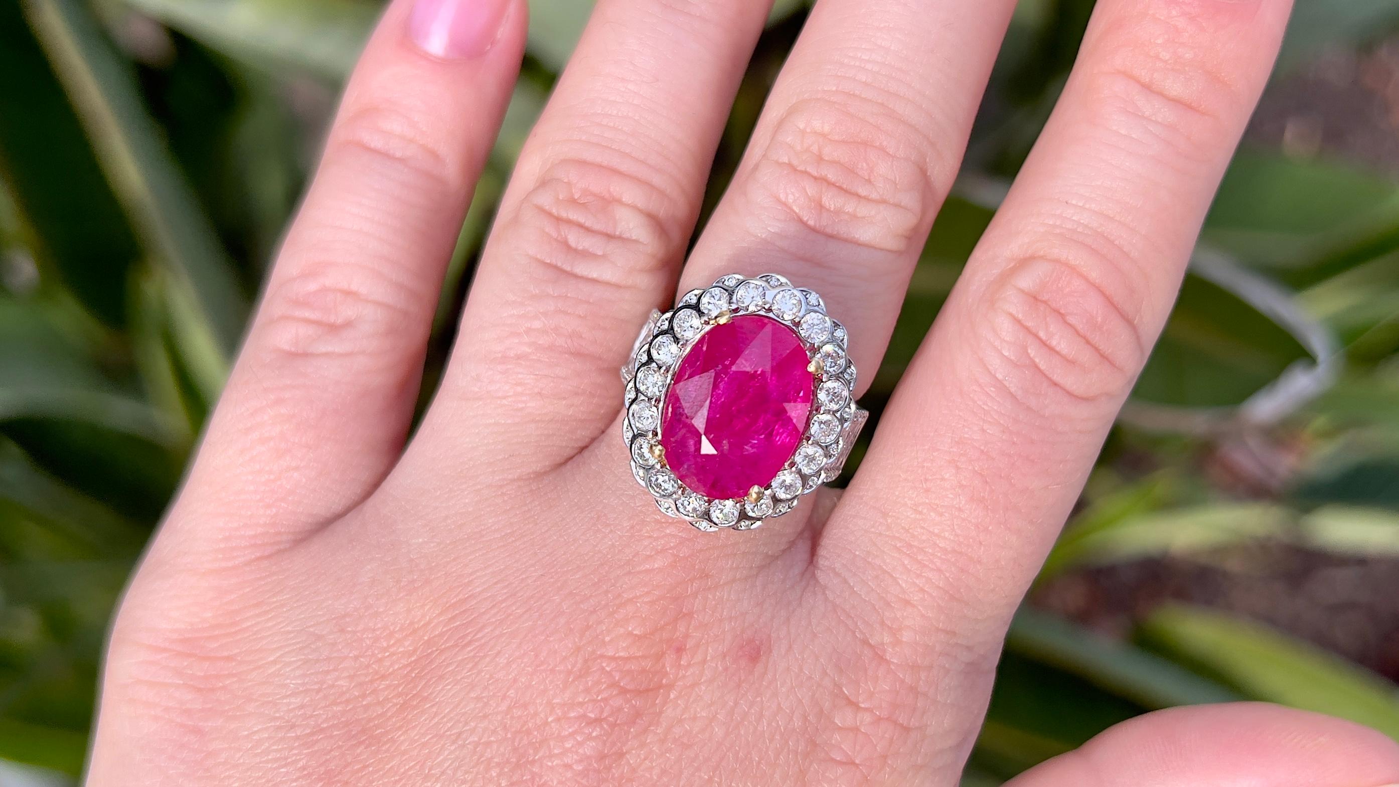 feiner Rubin 7,93 Karat Ring mit Diamanten 1,90 Karat insgesamt 18K Gold (Ovalschliff)