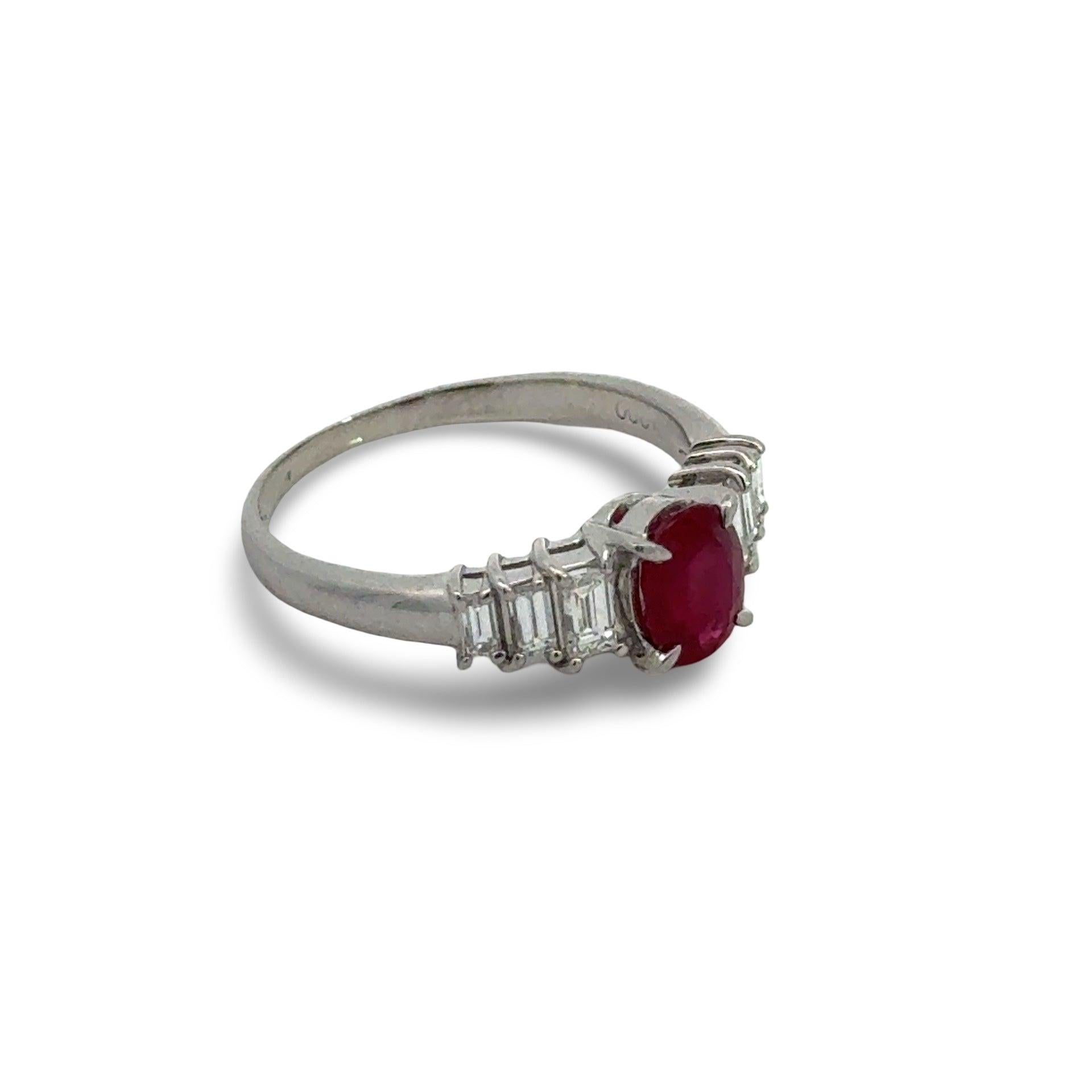 Questo anello in platino, realizzato da esperti, è caratterizzato da un sorprendente rubino ovale da 1,03 carati, accentuato da sei diamanti taglio baguette per un totale di 0,15 carati. I diamanti sono stati accuratamente selezionati per il loro