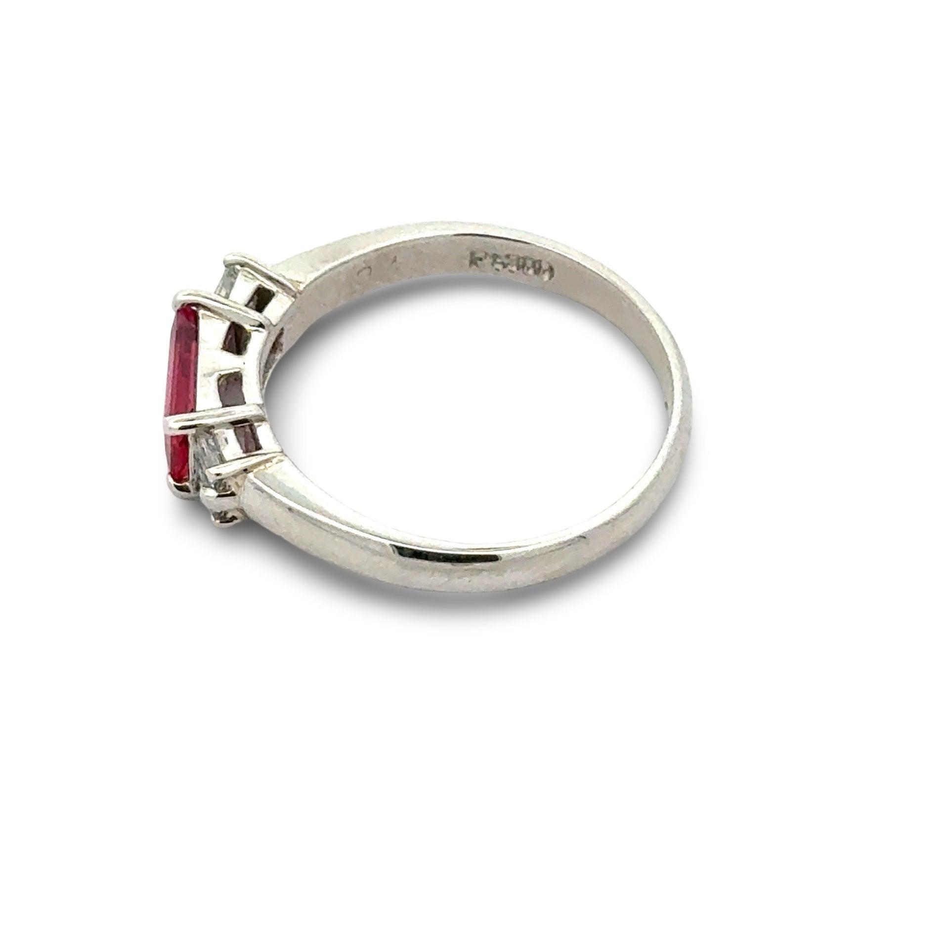 Dieses Anwesen Ring verfügt über eine feine .84 ct Rubin in Platin mit Diamanten gefasst

Schmuck Typ : Ring
Metalltyp : Platin
Metall Gewicht : 5,02 Gramm
Ring Größe : 7.50
Marke : Estate
Mittelstein : Steinart : Rubin
Mittelstein : Form :