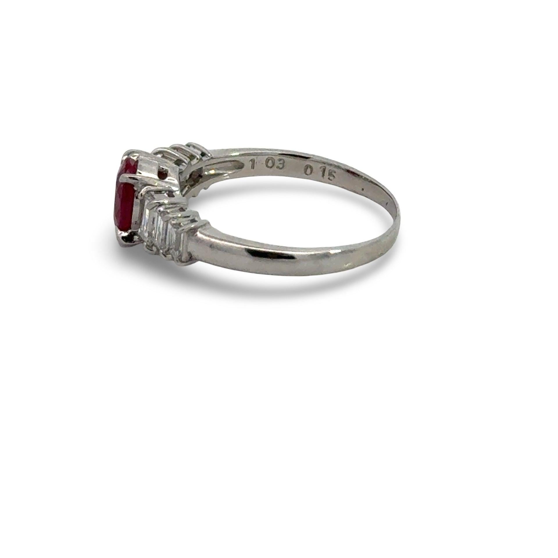 Moderno Anello di platino con rubino e diamanti in vendita