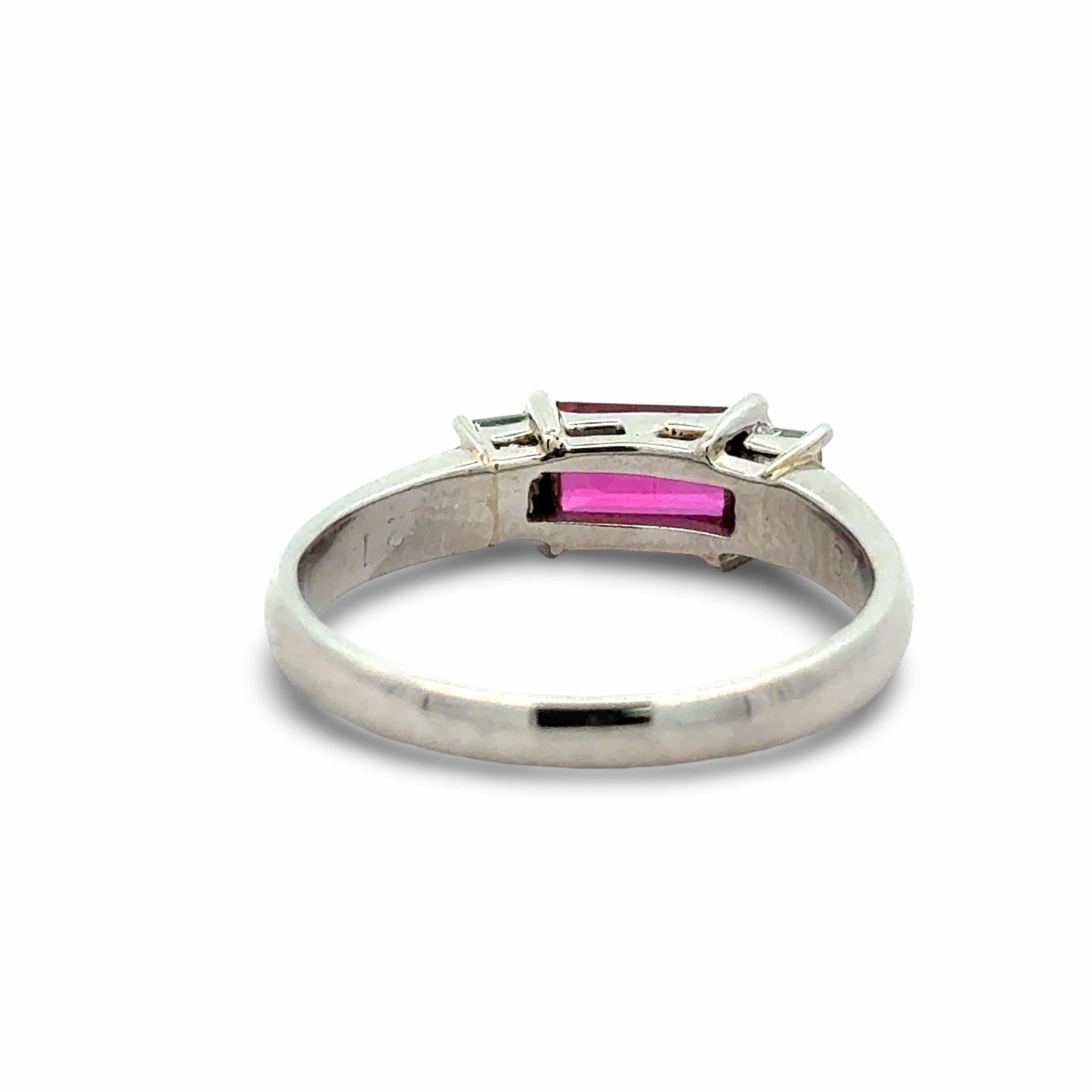 Feiner Rubin und Diamant Platinring (Moderne) im Angebot