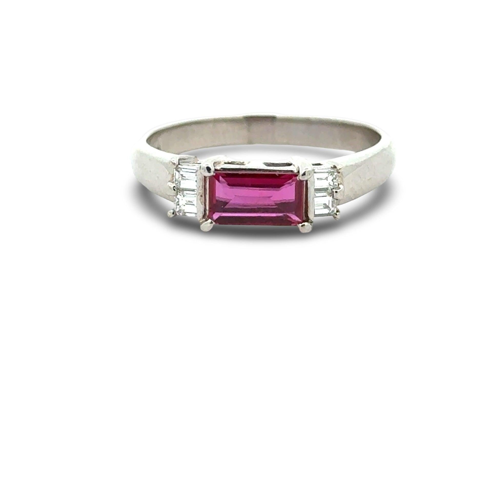 Feiner Rubin und Diamant Platinring (Smaragdschliff) im Angebot