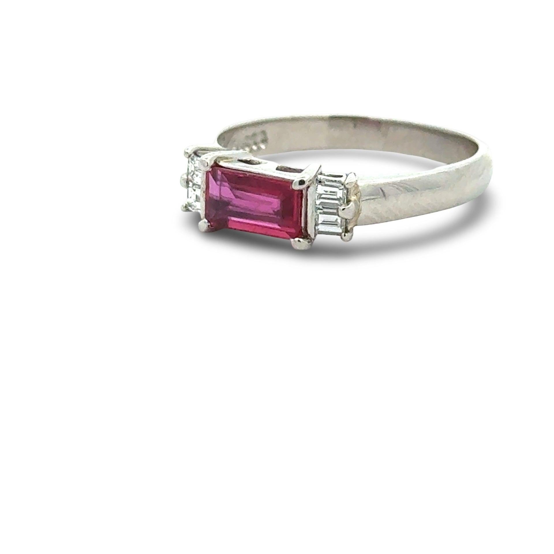 Feiner Rubin und Diamant Platinring im Zustand „Hervorragend“ im Angebot in Derby, NY