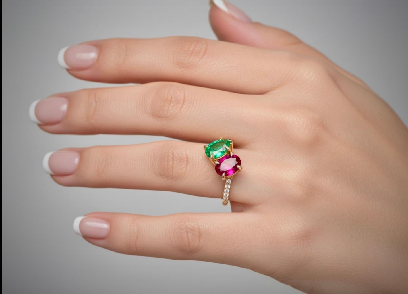 Ein wirklich außergewöhnliches Stück, das garantiert für Aufsehen sorgt. Dieser Bypass-Ring ist sehr gut in massivem 18K Gold gefertigt (verschiedene Metalle verfügbar). Der kolumbianische Smaragd im Birnenschliff ist an einem Ende des