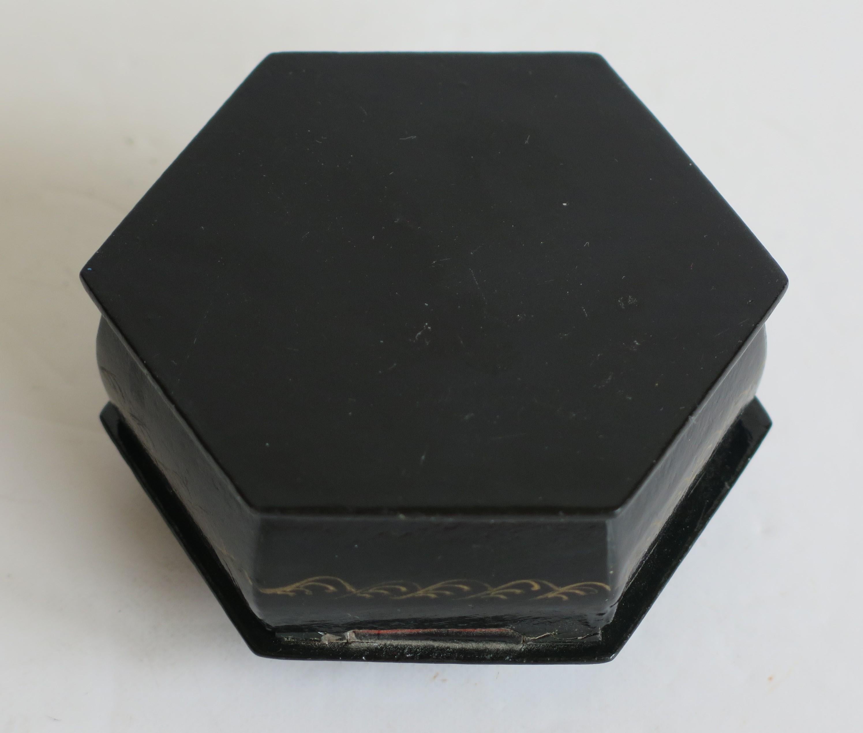 Fine Russian Kholui Lacquered Lidded Box Hand Painted & Signed, Mid 20th Century 13
