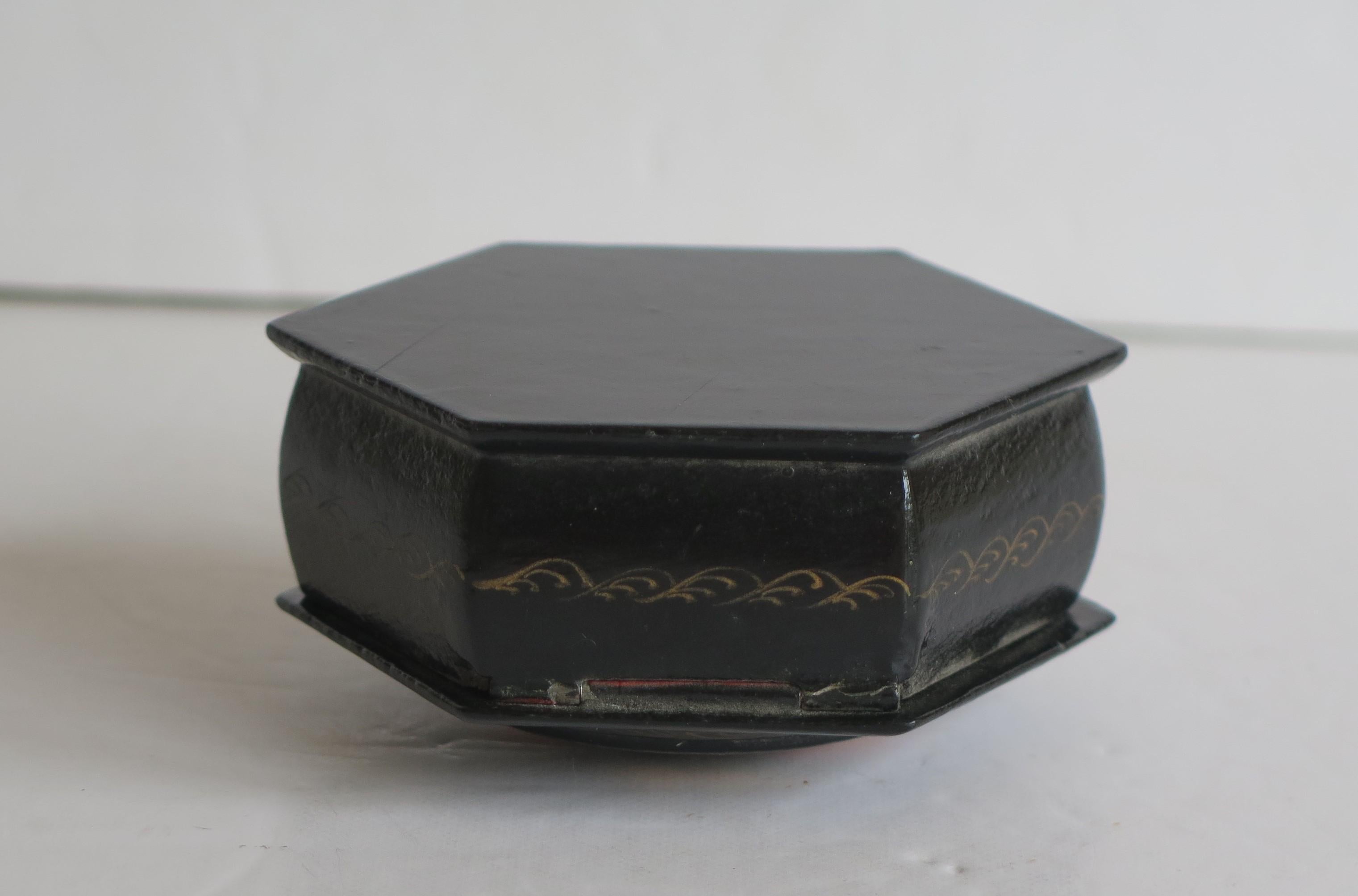 Fine Russian Kholui Lacquered Lidded Box Hand Painted & Signed, Mid 20th Century 14