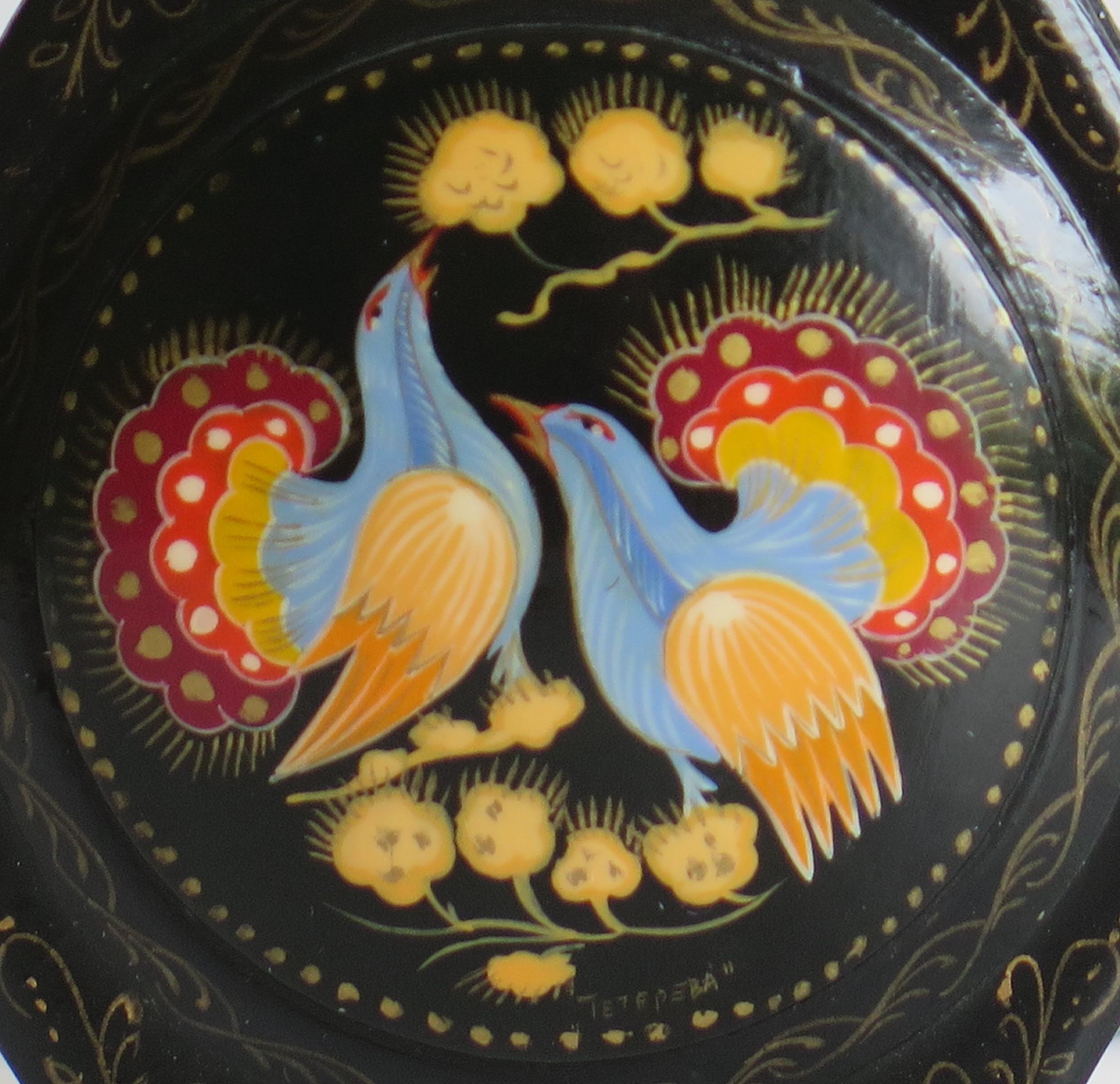 Fine Russian Kholui Lacquered Lidded Box Hand Painted & Signed, Mid 20th Century In Good Condition In Lincoln, Lincolnshire