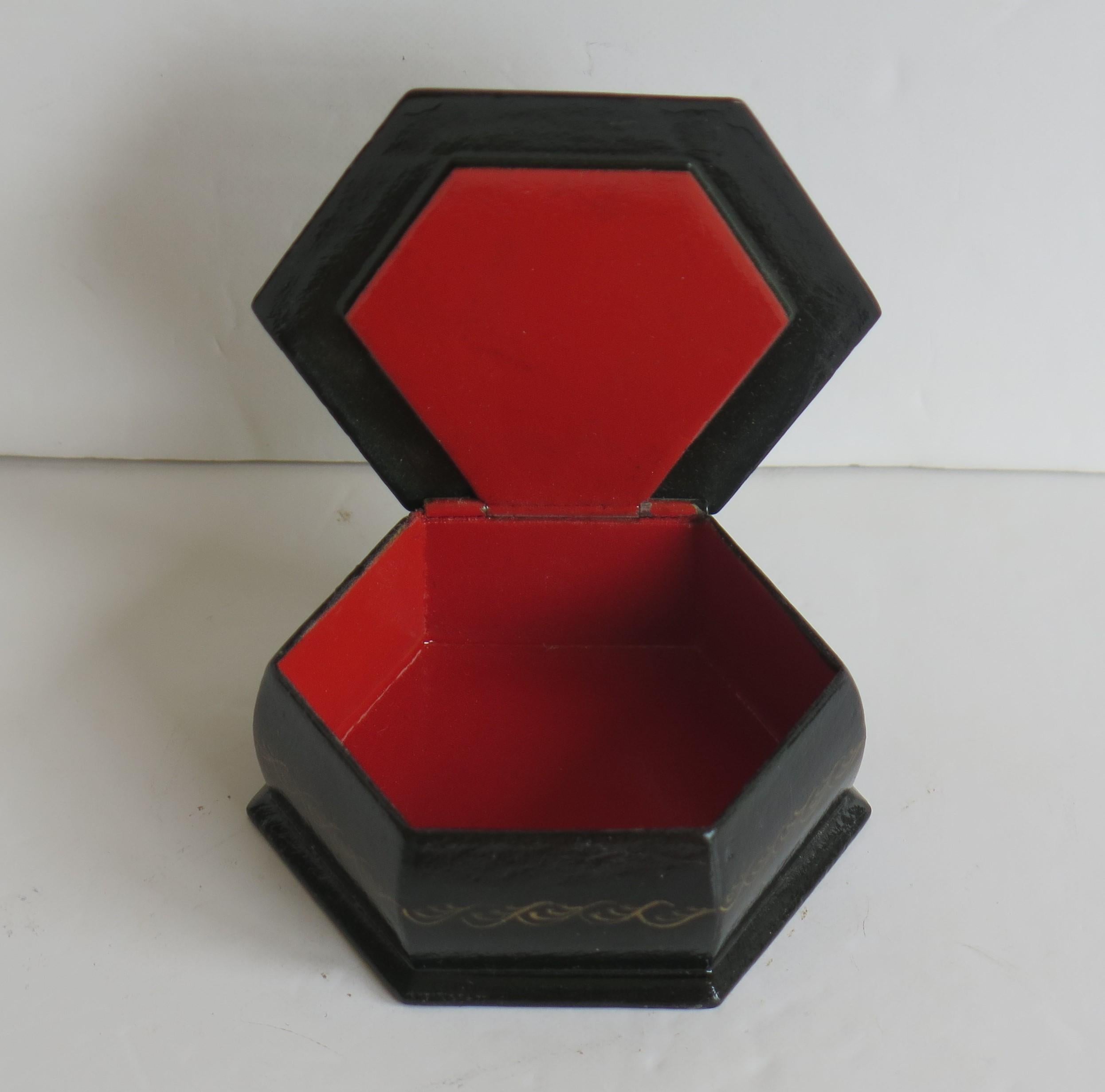 Fine Russian Kholui Lacquered Lidded Box Hand Painted & Signed, Mid 20th Century 4