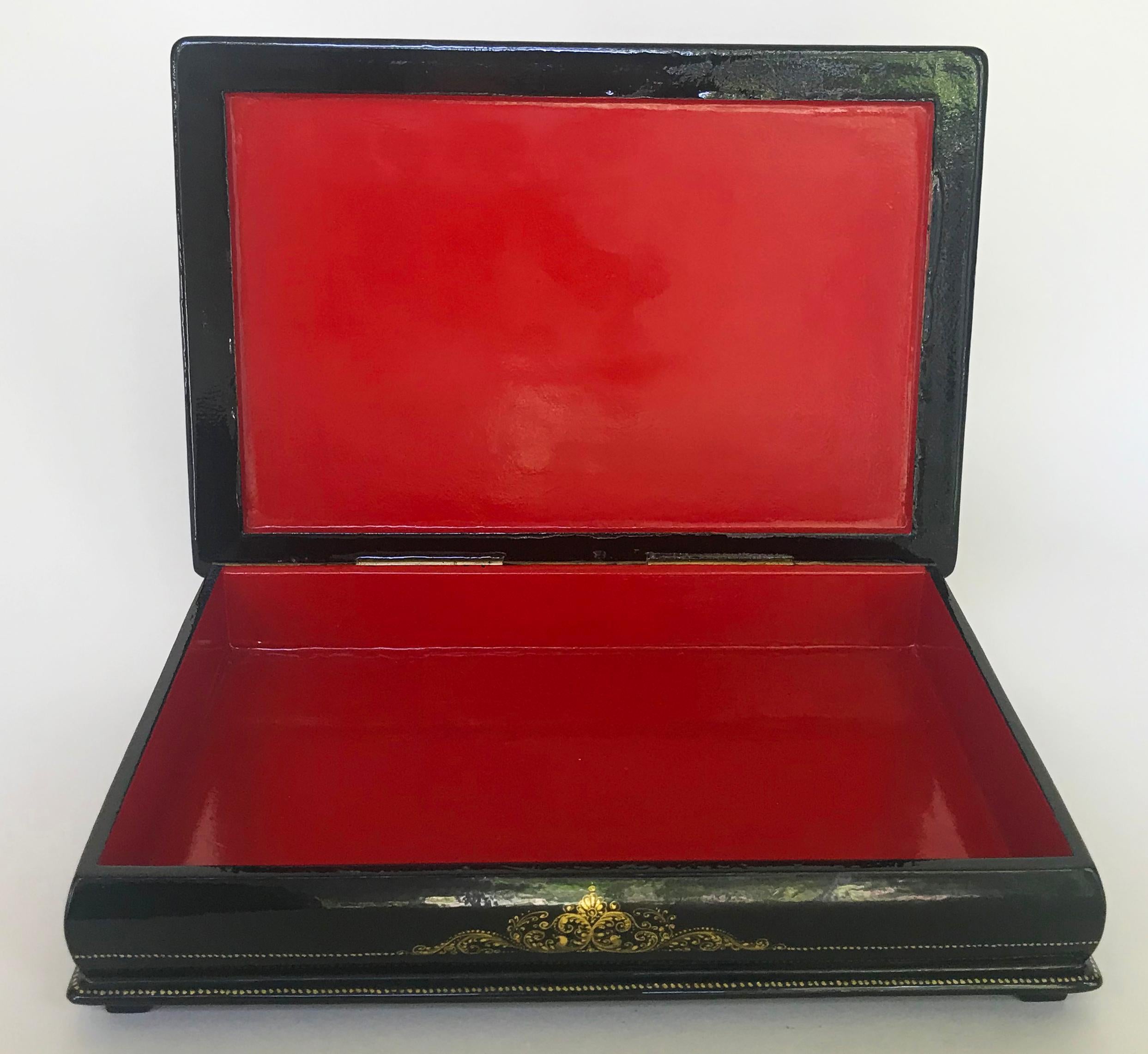 Fine Russian Lacquer Vanity Box from Palekh with Gold Leaf Painting In New Condition In Los Angeles, CA