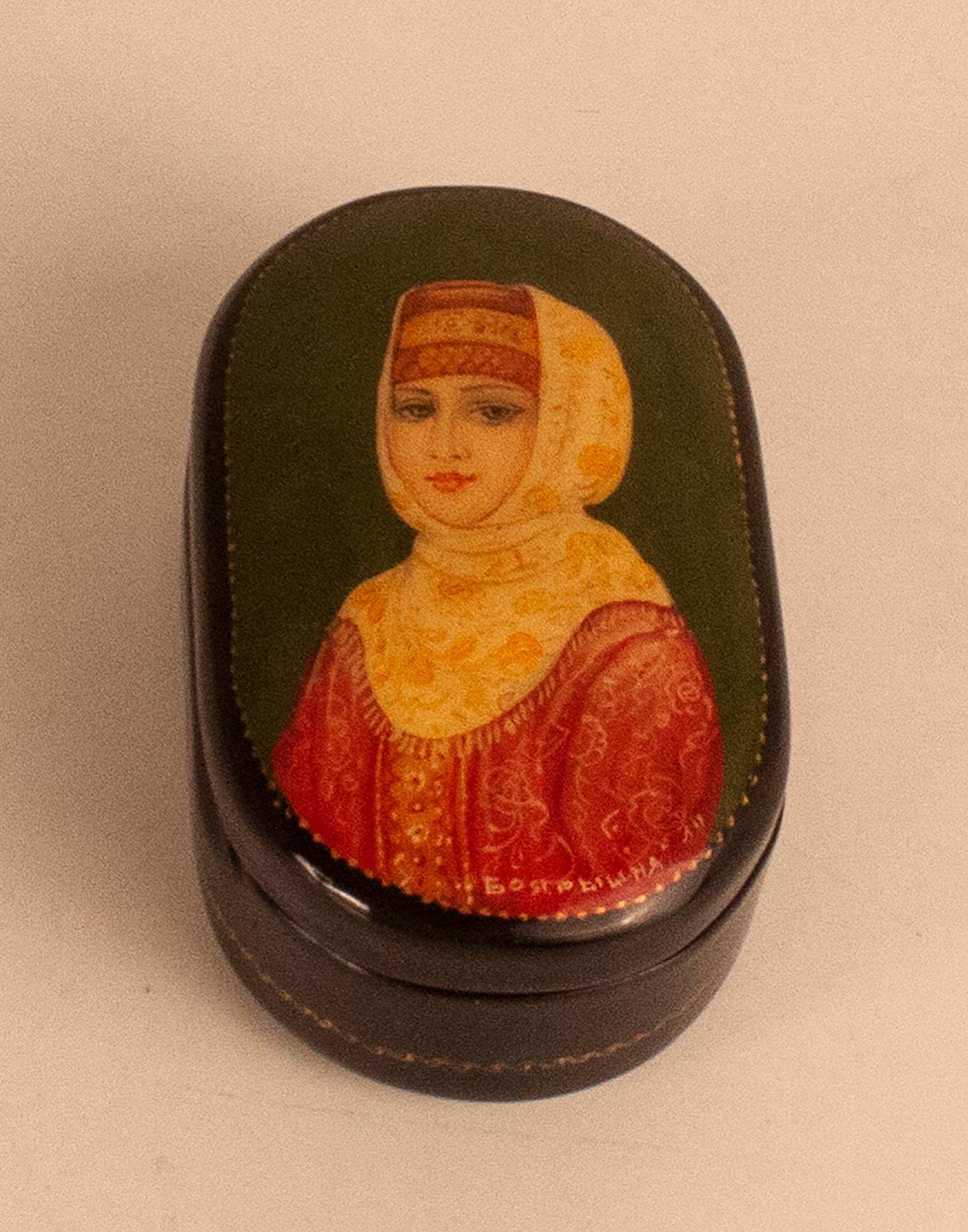 Fine Russian Palekh Lacquered Lidded Box Hand Painted Signed In Good Condition For Sale In Barcelona, Cataluna