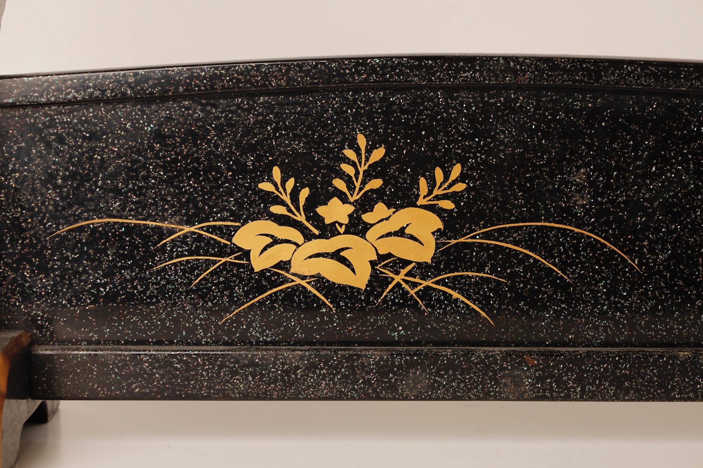 Fine Samurai Katana Stand with Exquisite Makie Lacquer, Late Edo Period, 19th In Good Condition For Sale In Fukuoka, JP