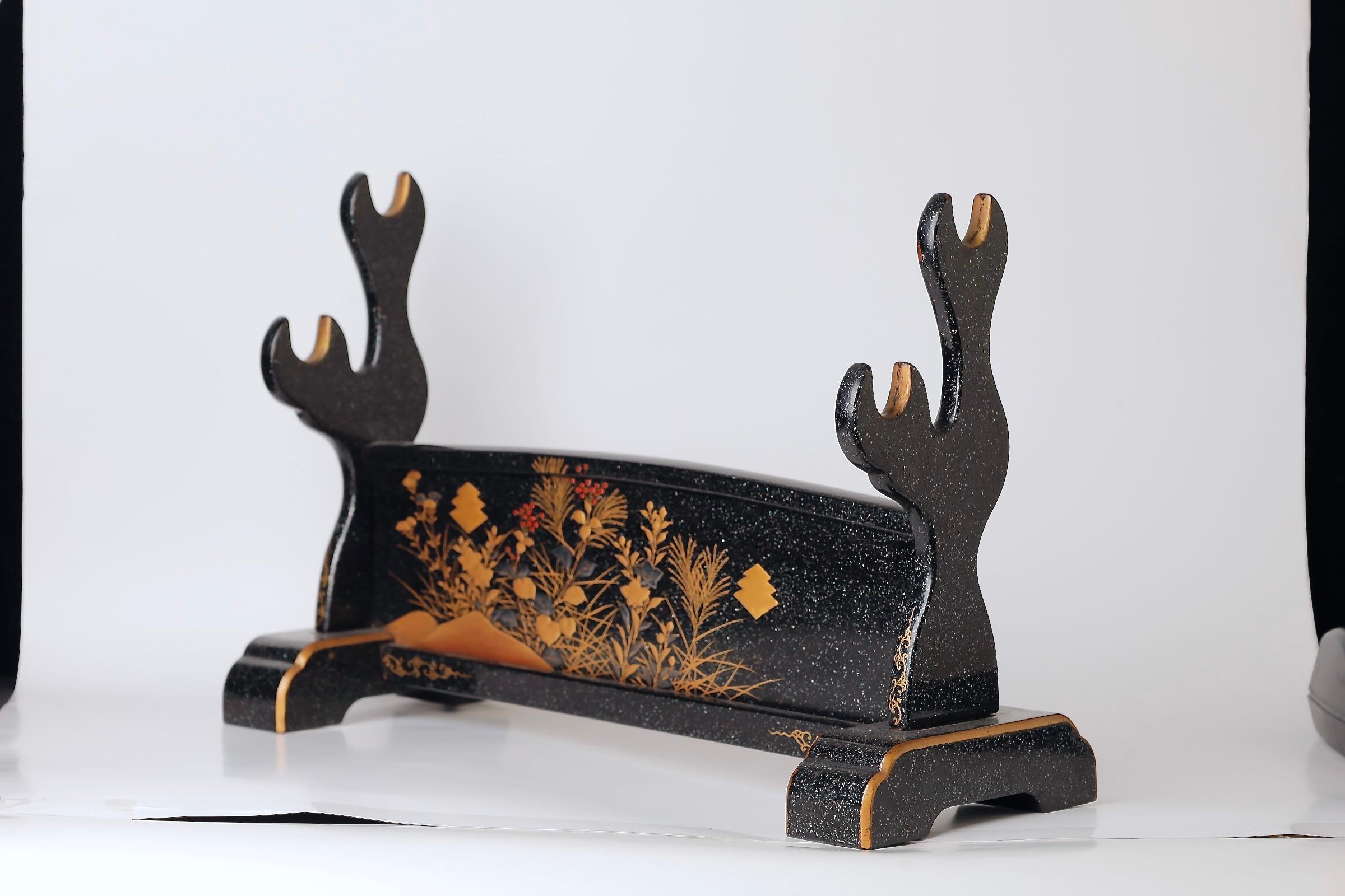 Fine Samurai Katana Stand with Exquisite Makie Lacquer, Late Edo Period, 19th For Sale 1