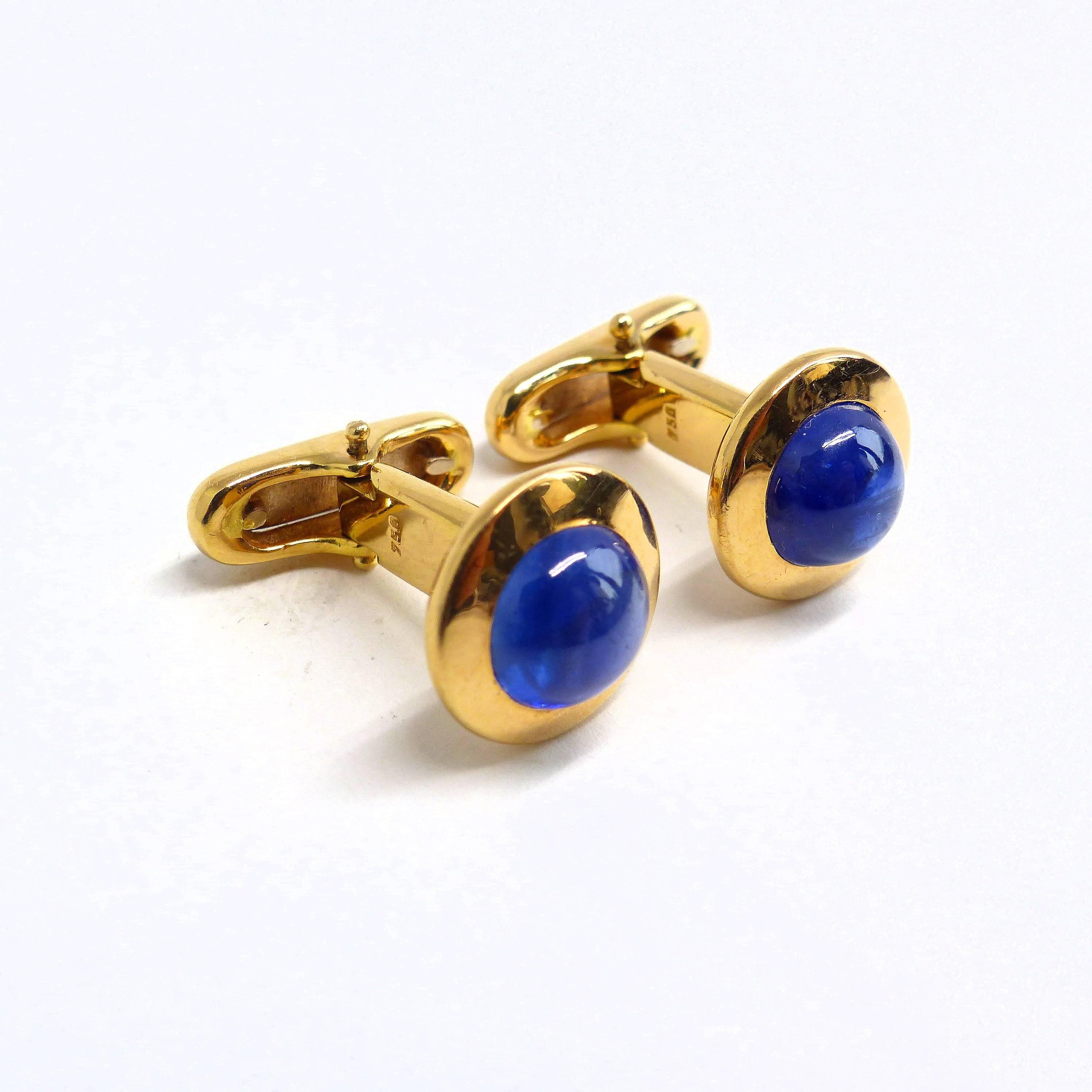 Thomas Leyser is renowned for his contemporary jewellery designs utilizing fine gemstones. 
	
These 18k rose gold (14.77g) cufflinks is set with 2 top quality Sapphire Cabouchons round 9mm (7.76ct in total).  
