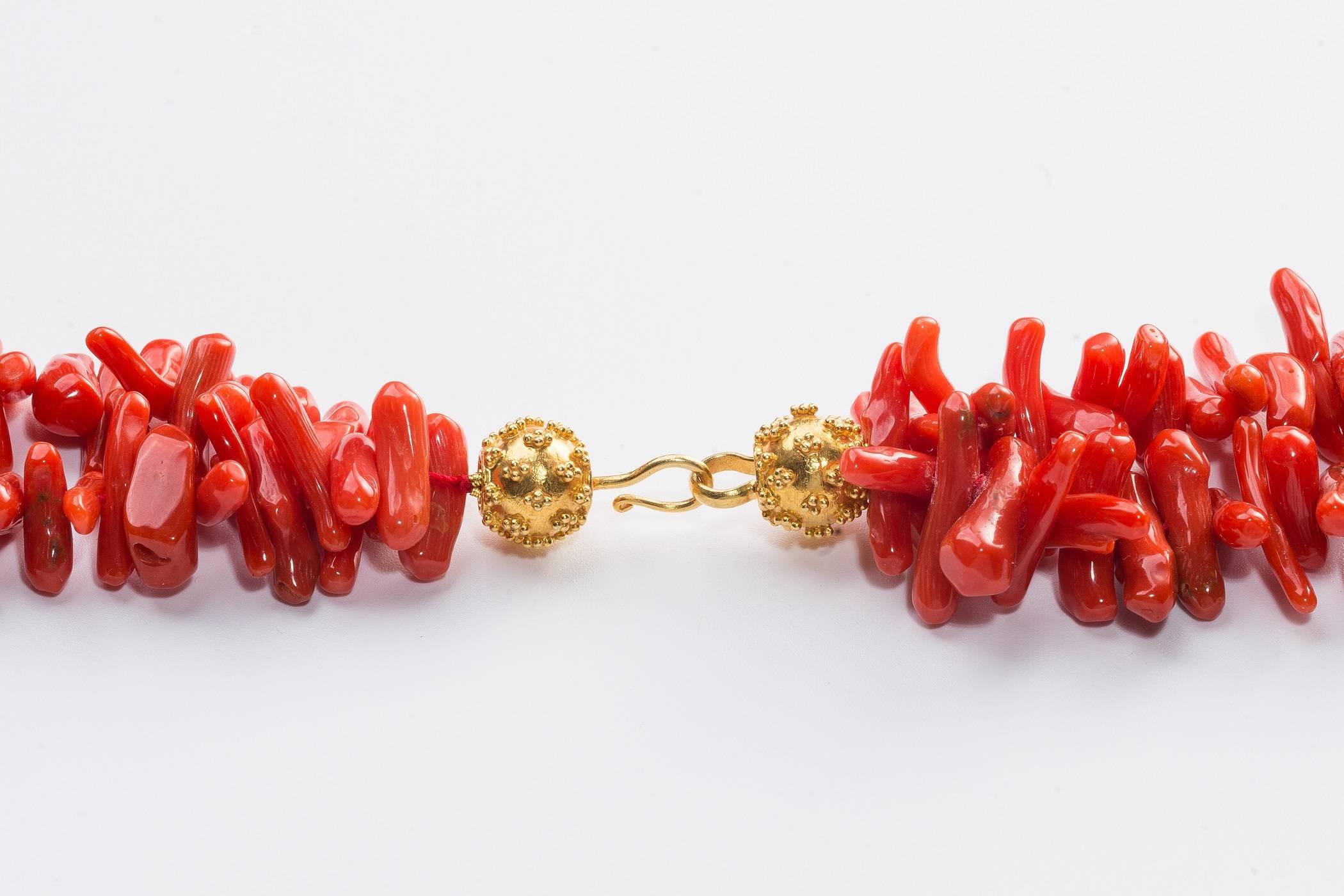 Feine sardische Branch-Korallenkette, doppelte Stränge, 18 Karat Goldschließe (Perle) im Angebot