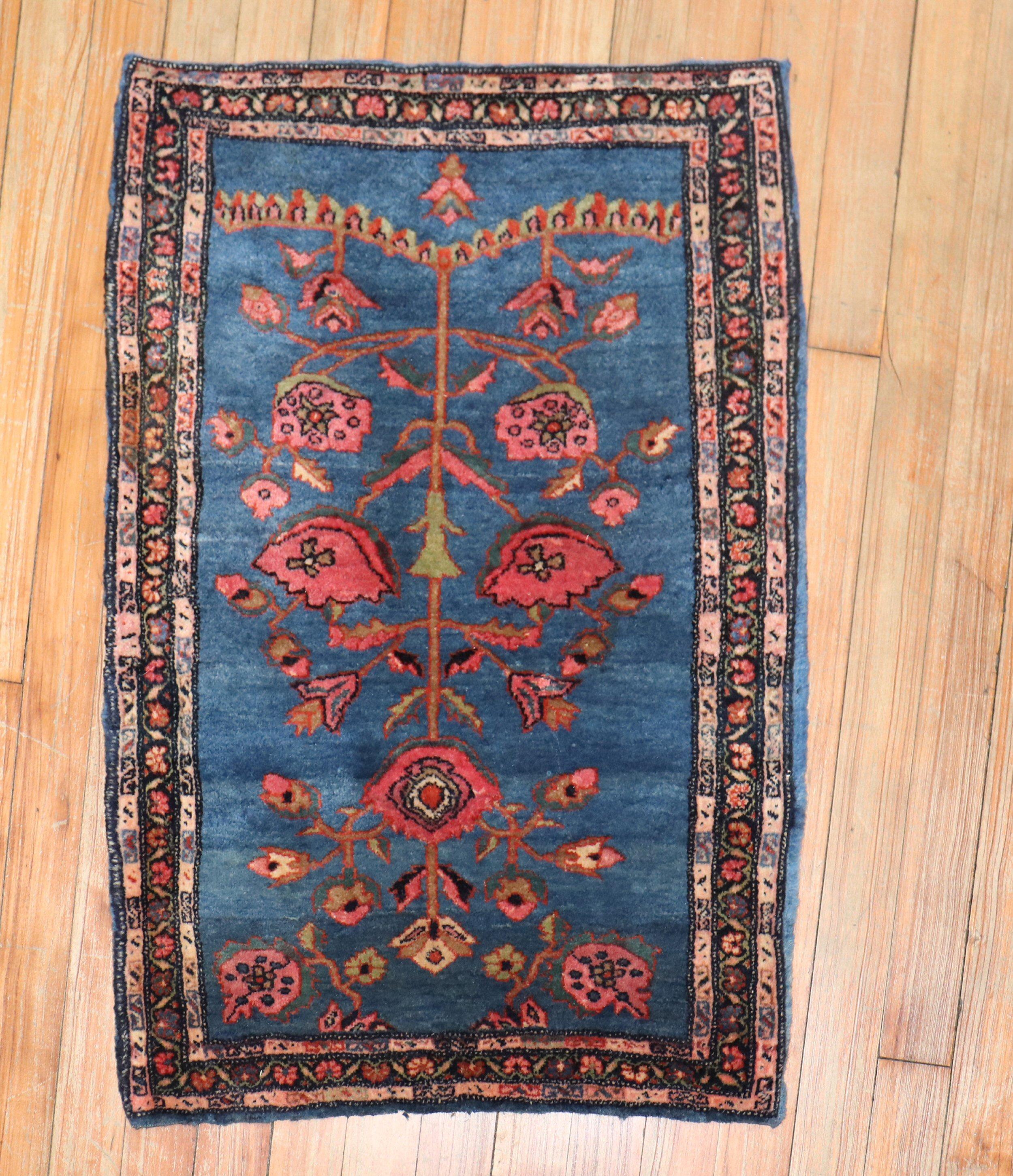 An authentic early 20th-century Sarouk carpet in enchanting blue and red tones 

Measures: 1'9