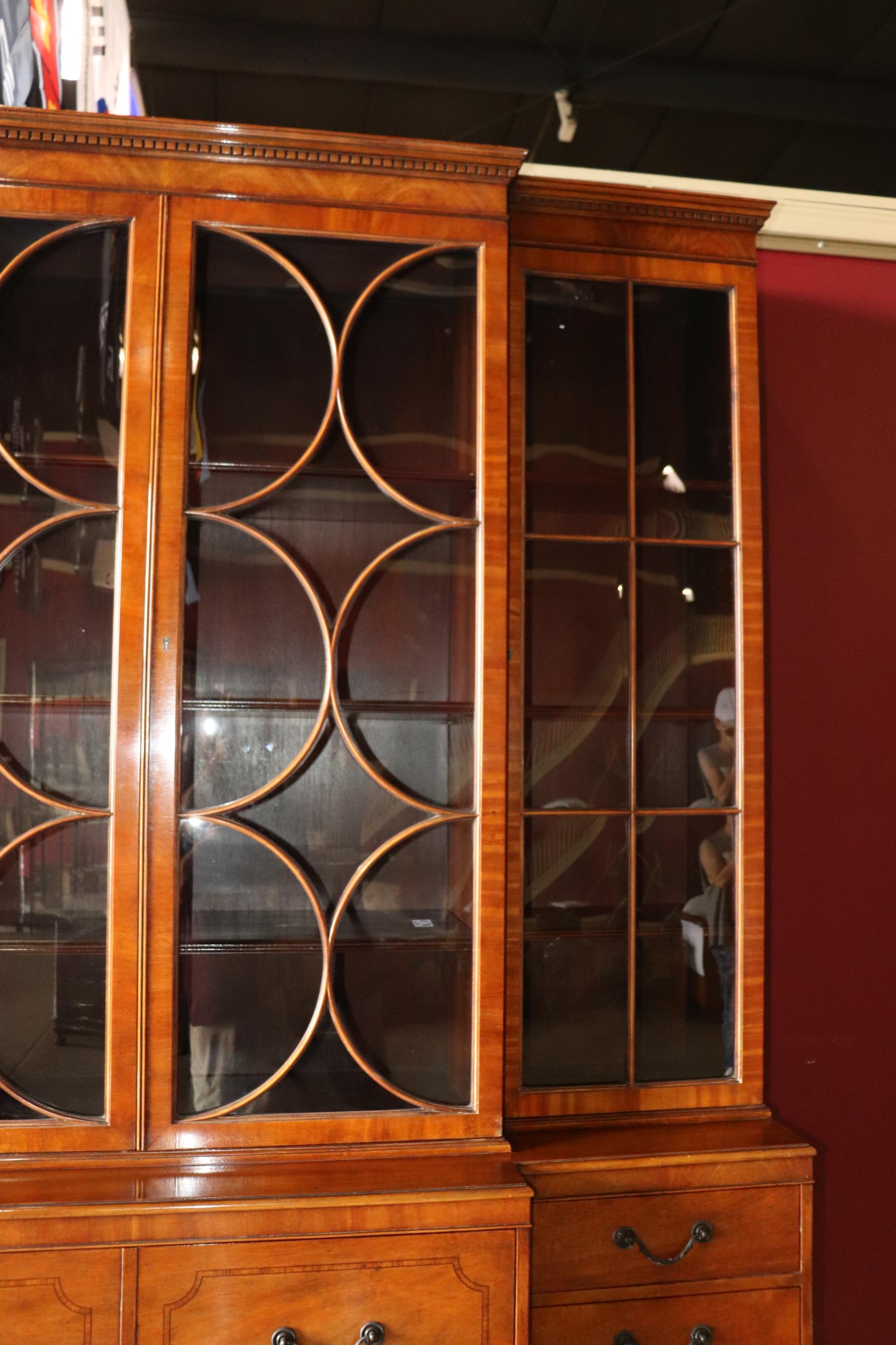 Bibliothèque en bois satiné Baker Furniture Company Crown Glass Breakfront en vente 7