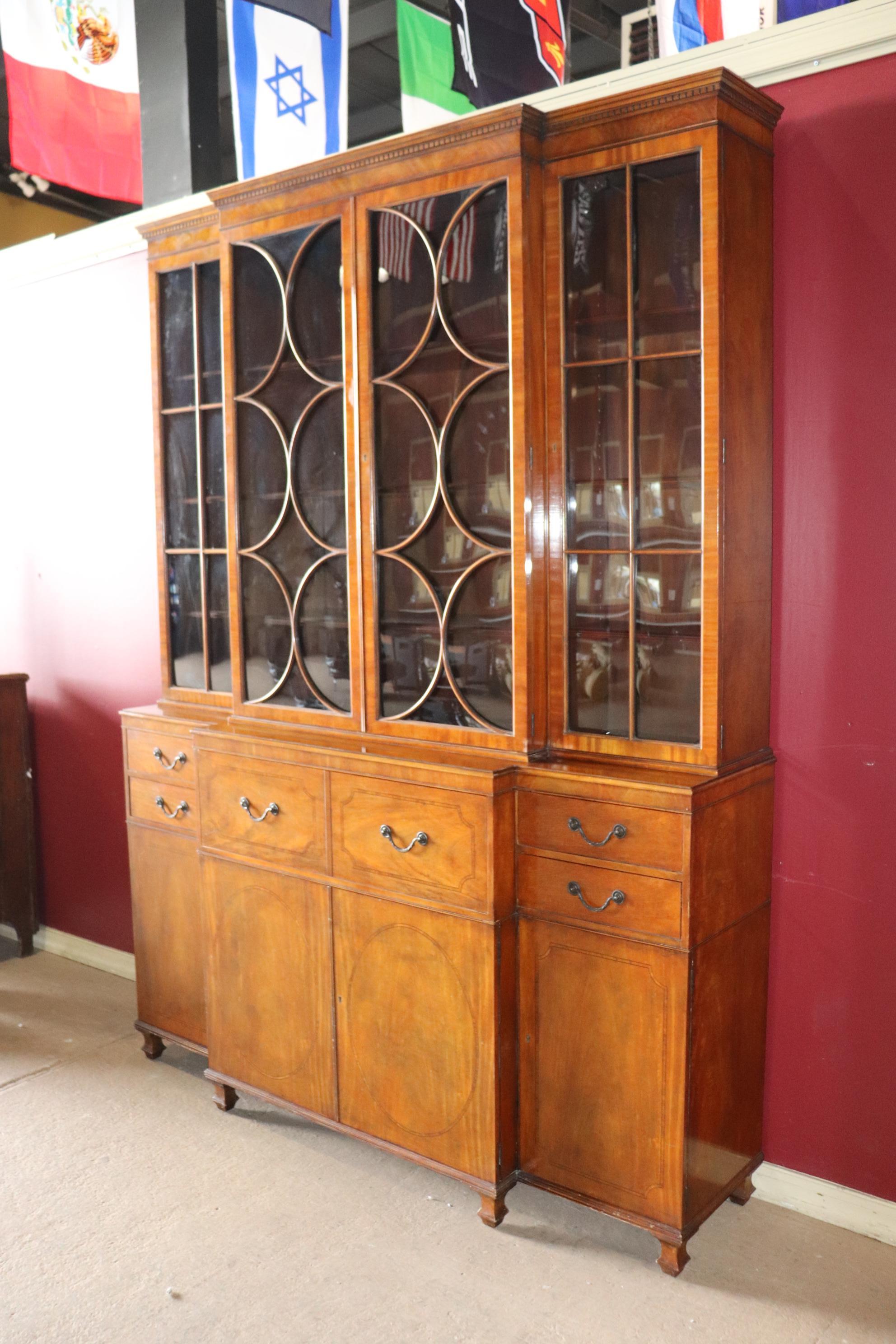 Fine Satinwood Baker Furniture Company Crown Glass Breakfront Bookcase In Good Condition For Sale In Swedesboro, NJ