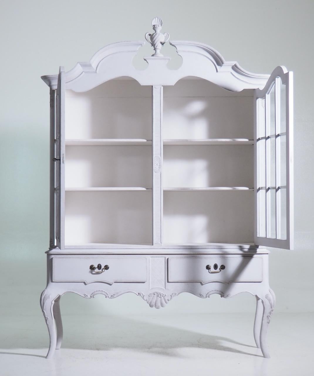Raffinata vetrinetta scandinava a due ante con due cassetti, XX secolo.