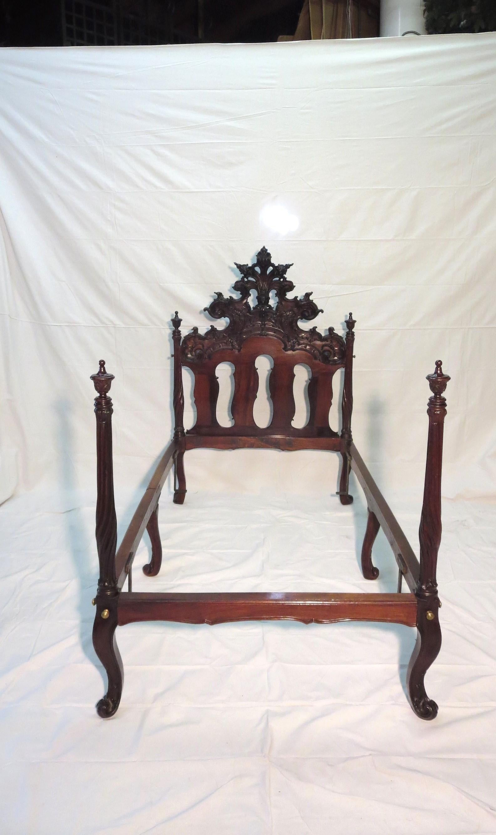 Fine Sculpted Colonial Portuguese 17th C. Jacaranda Bed Torsade Posts & finials For Sale 5