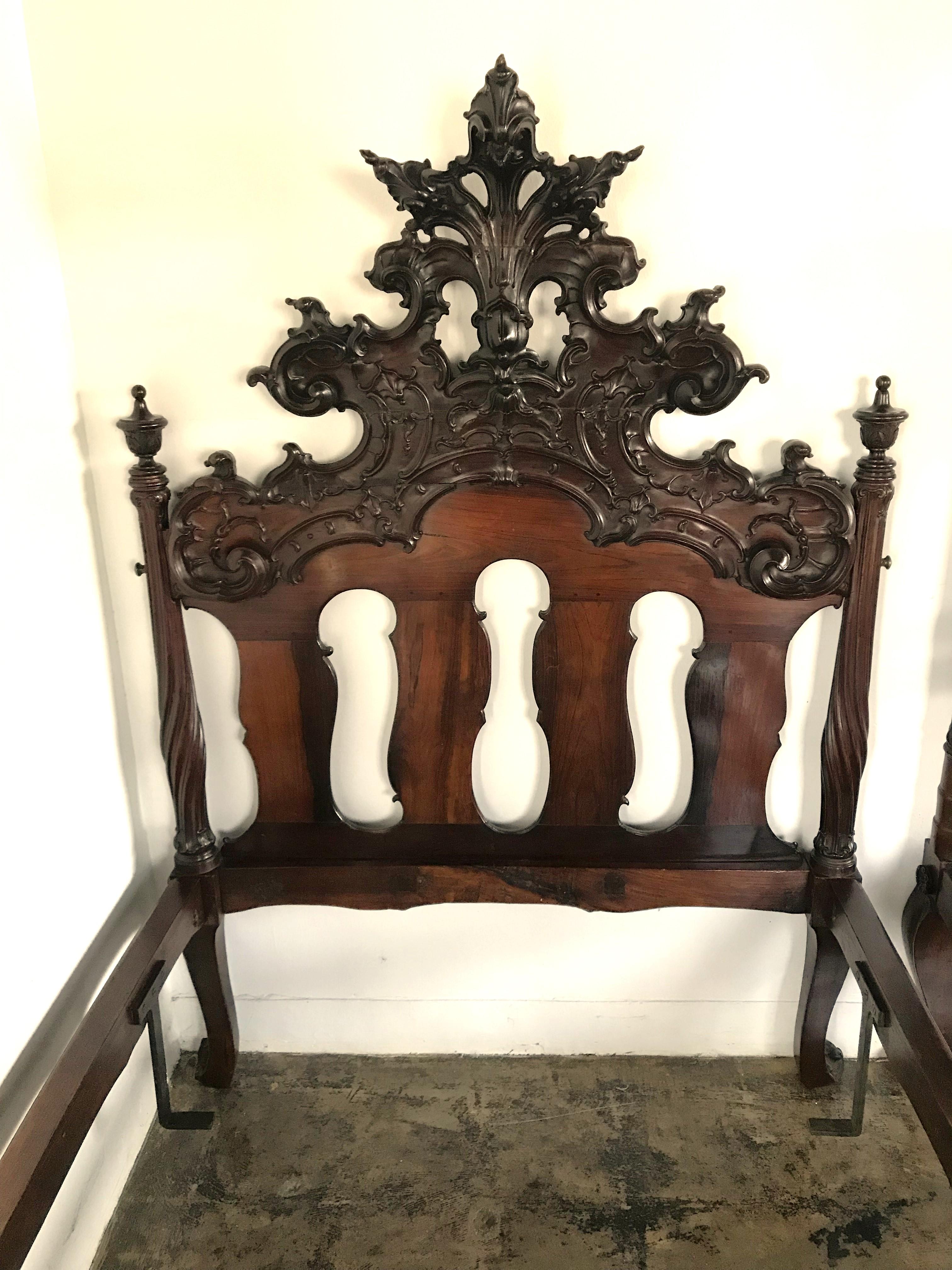 Fine Sculpted Colonial Portuguese 17th C. Jacaranda Bed Torsade Posts & finials For Sale 7