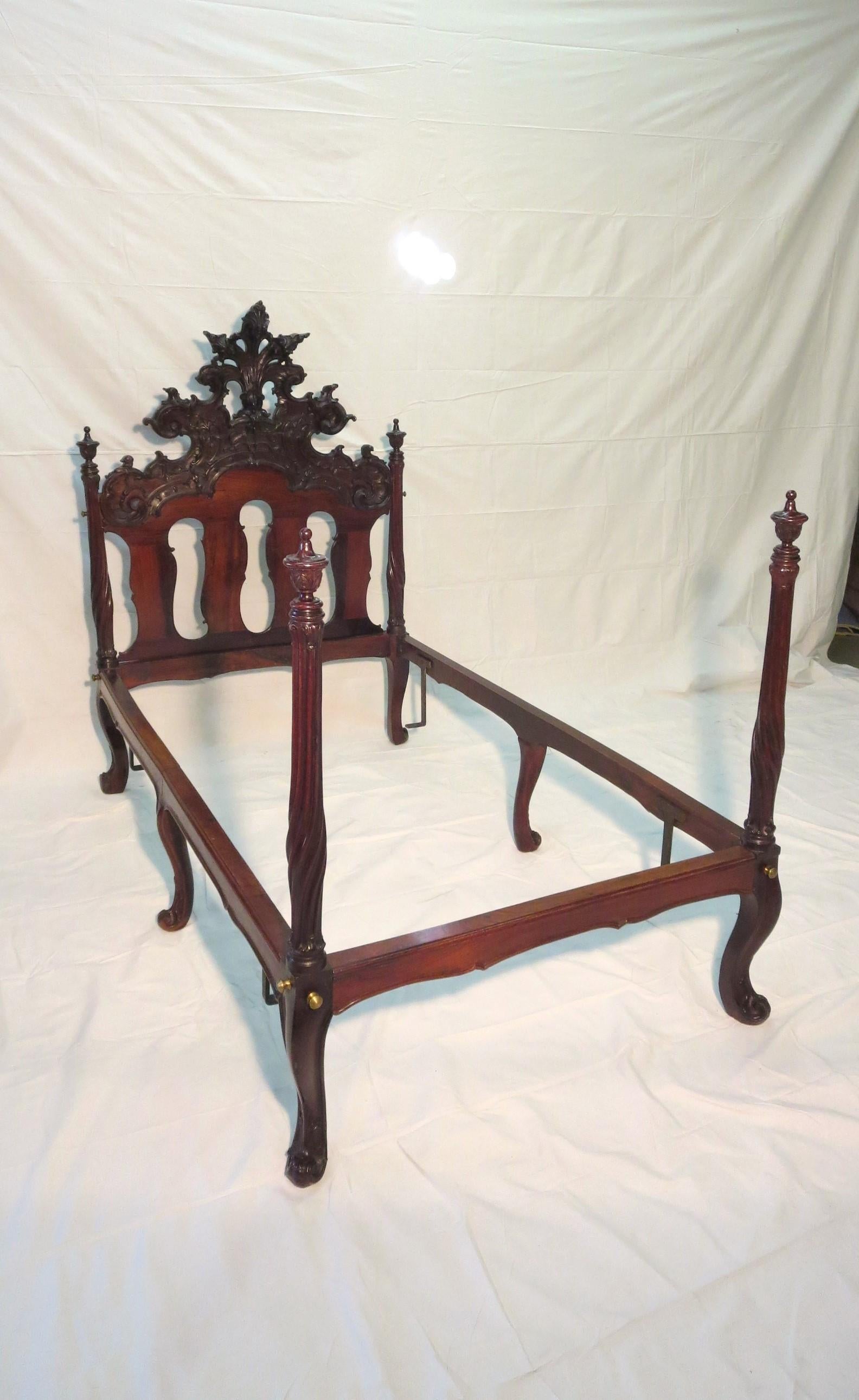 Fine Sculpted Colonial Portuguese 17th C. Jacaranda Bed Torsade Posts & finials For Sale 8