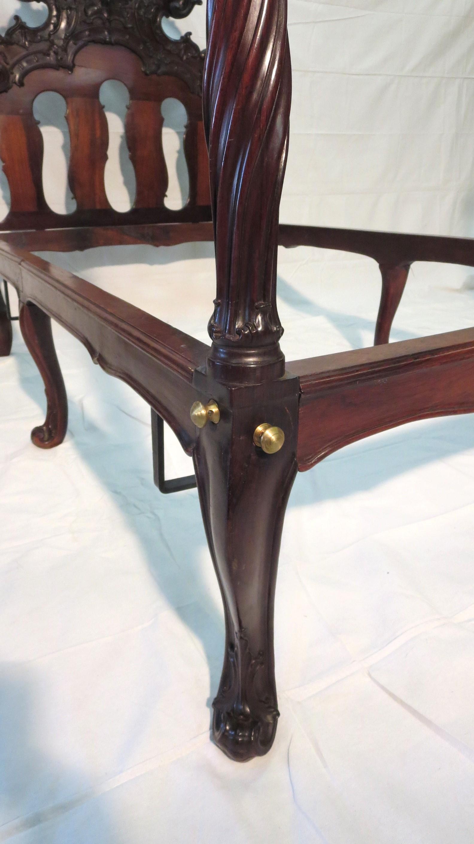 Fine Sculpted Colonial Portuguese 17th C. Jacaranda Bed Torsade Posts & finials For Sale 10