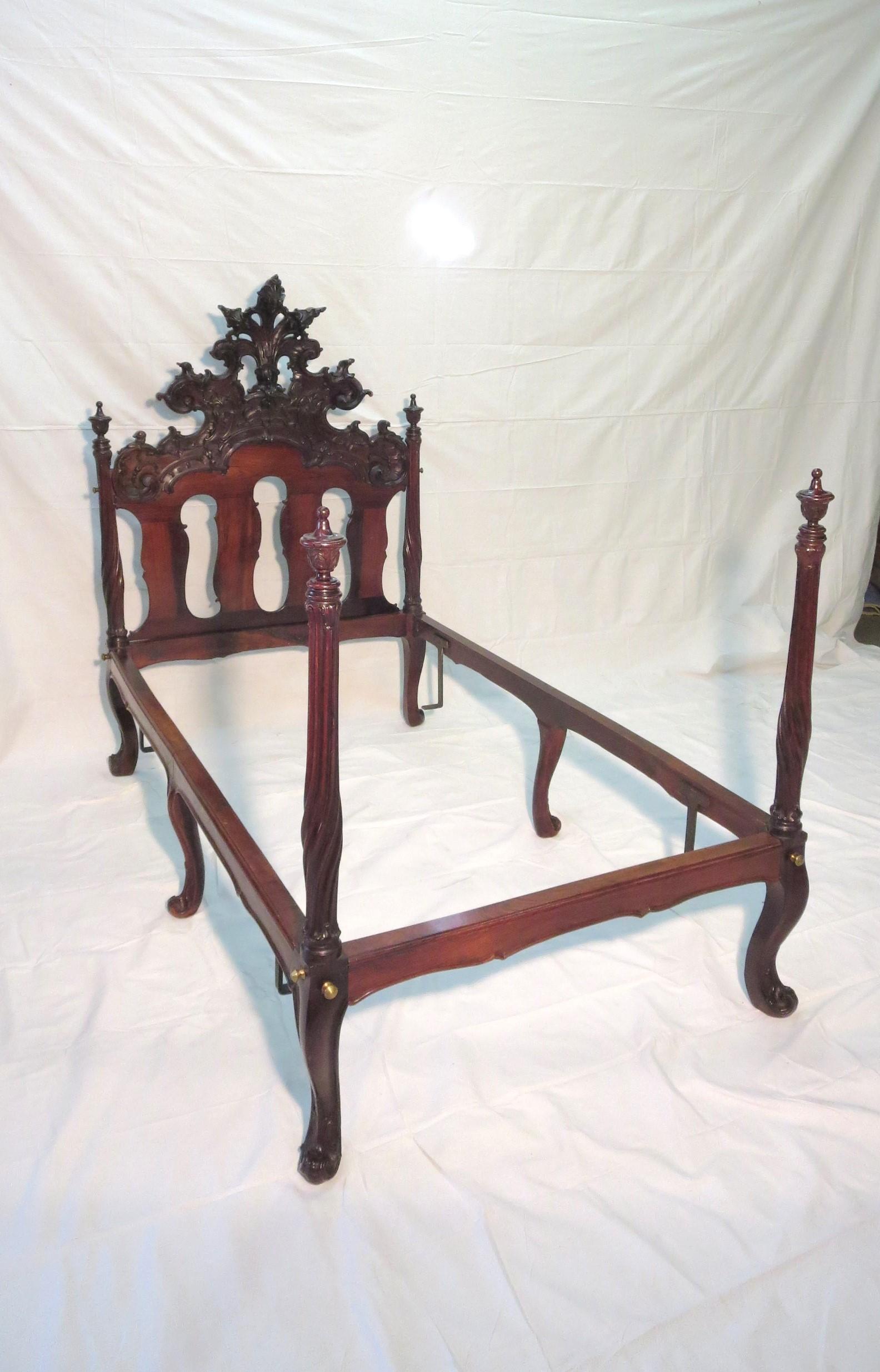 Carved Fine Sculpted Colonial Portuguese 17th C. Jacaranda Bed Torsade Posts & finials For Sale