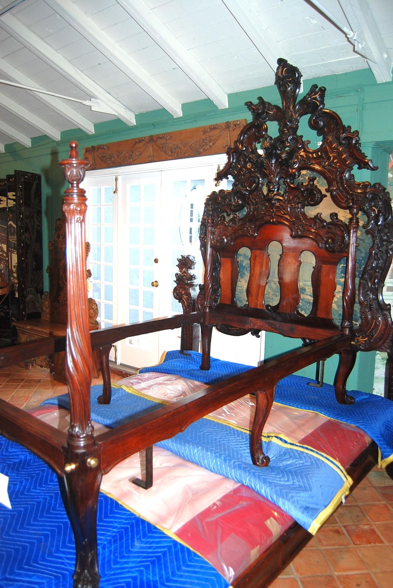 Fine Sculpted Colonial Portuguese 17th C. Jacaranda Bed Torsade Posts & finials In Good Condition For Sale In West Hollywood, CA