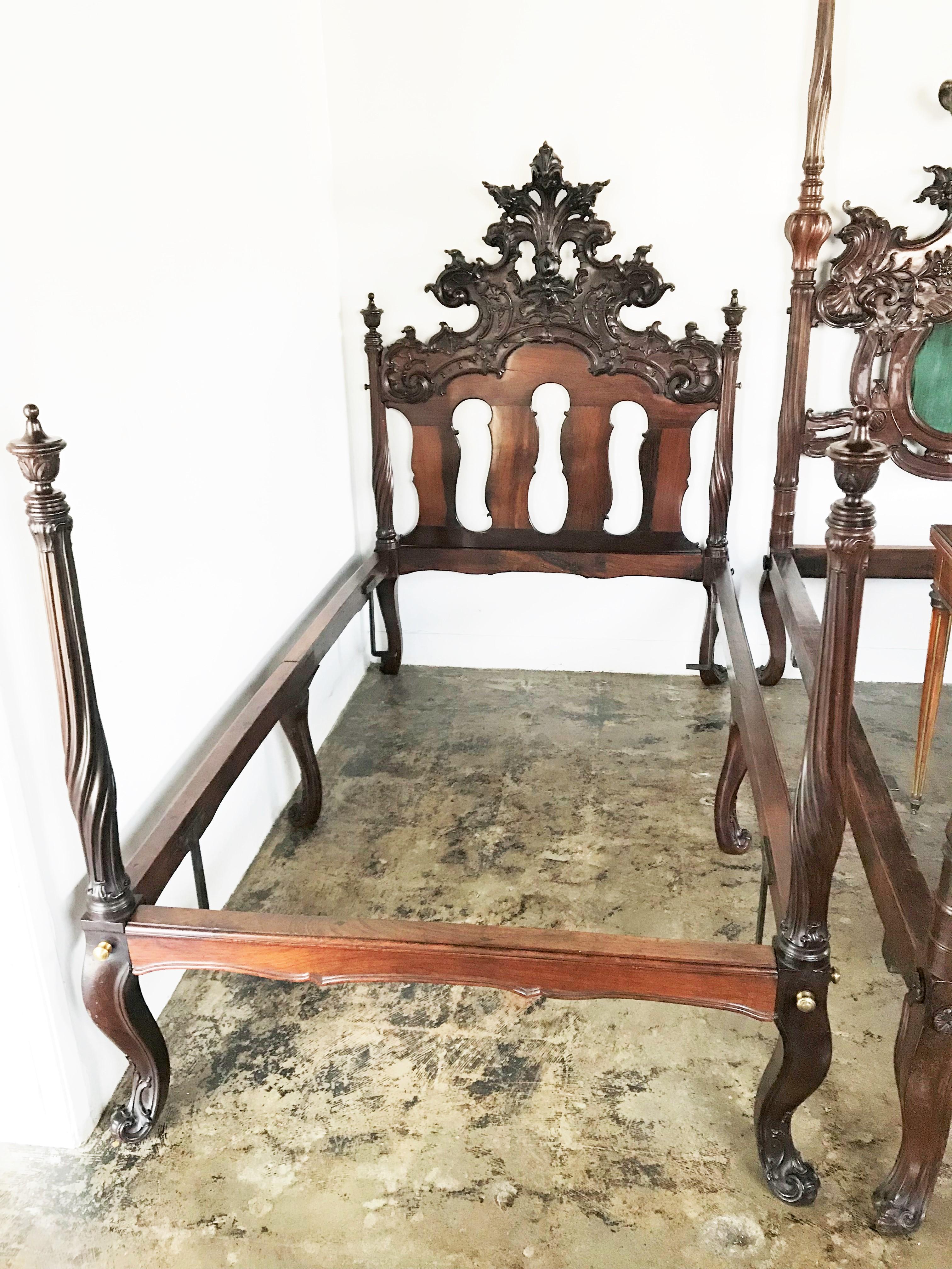 Fine Sculpted Colonial Portuguese 17th C. Jacaranda Bed Torsade Posts & finials For Sale 1