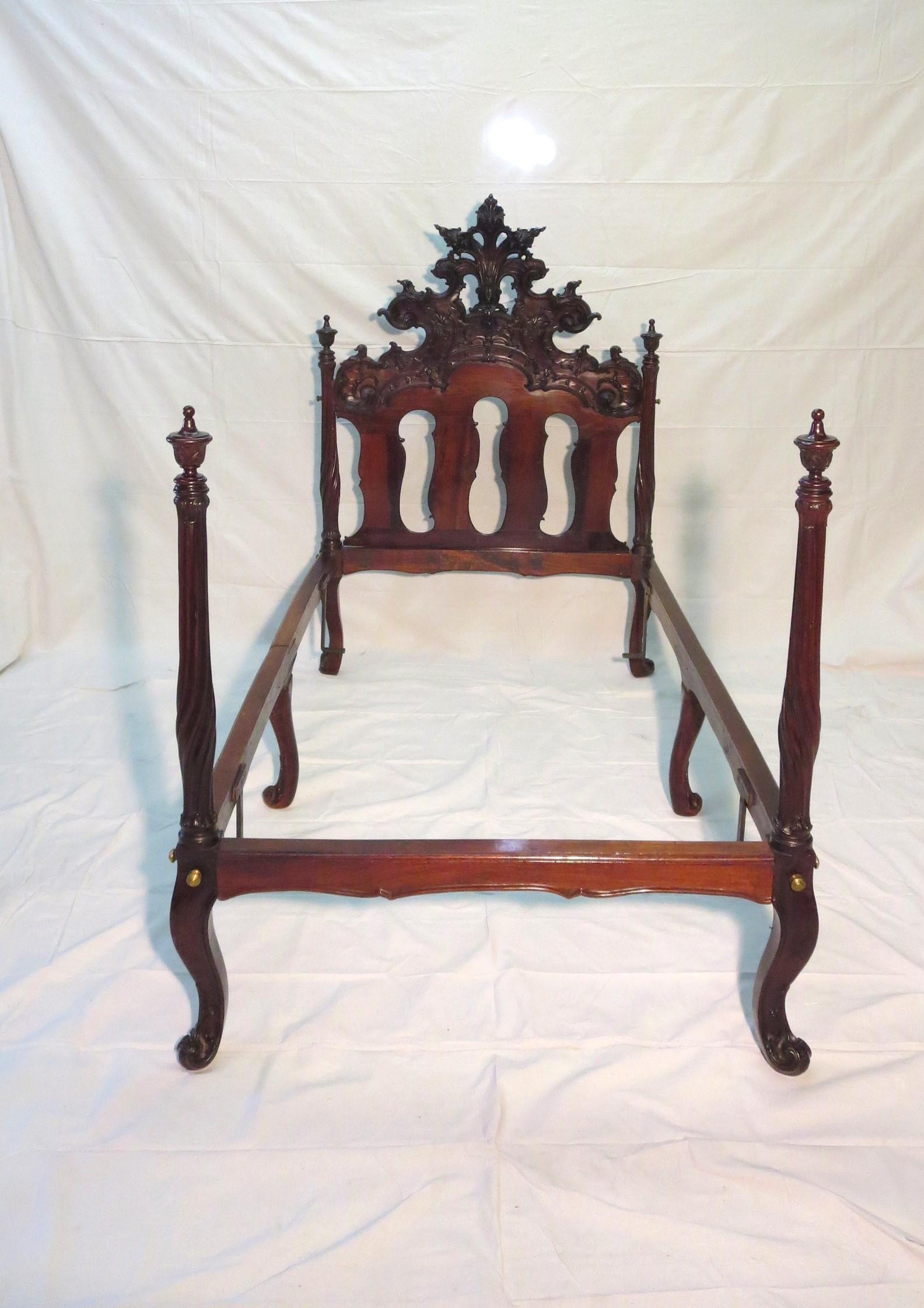 Fine Sculpted Colonial Portuguese 17th C. Jacaranda Bed Torsade Posts & finials For Sale 3