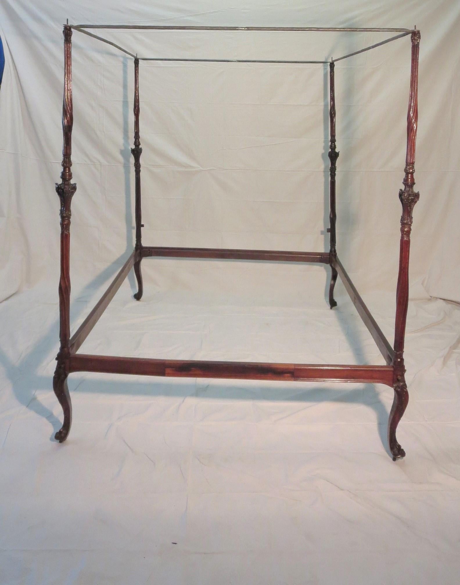 Fine Sculpted Queen Bed Portuguese 17th/18th C. Jacaranda Wood torsade Posts In Fair Condition For Sale In West Hollywood, CA