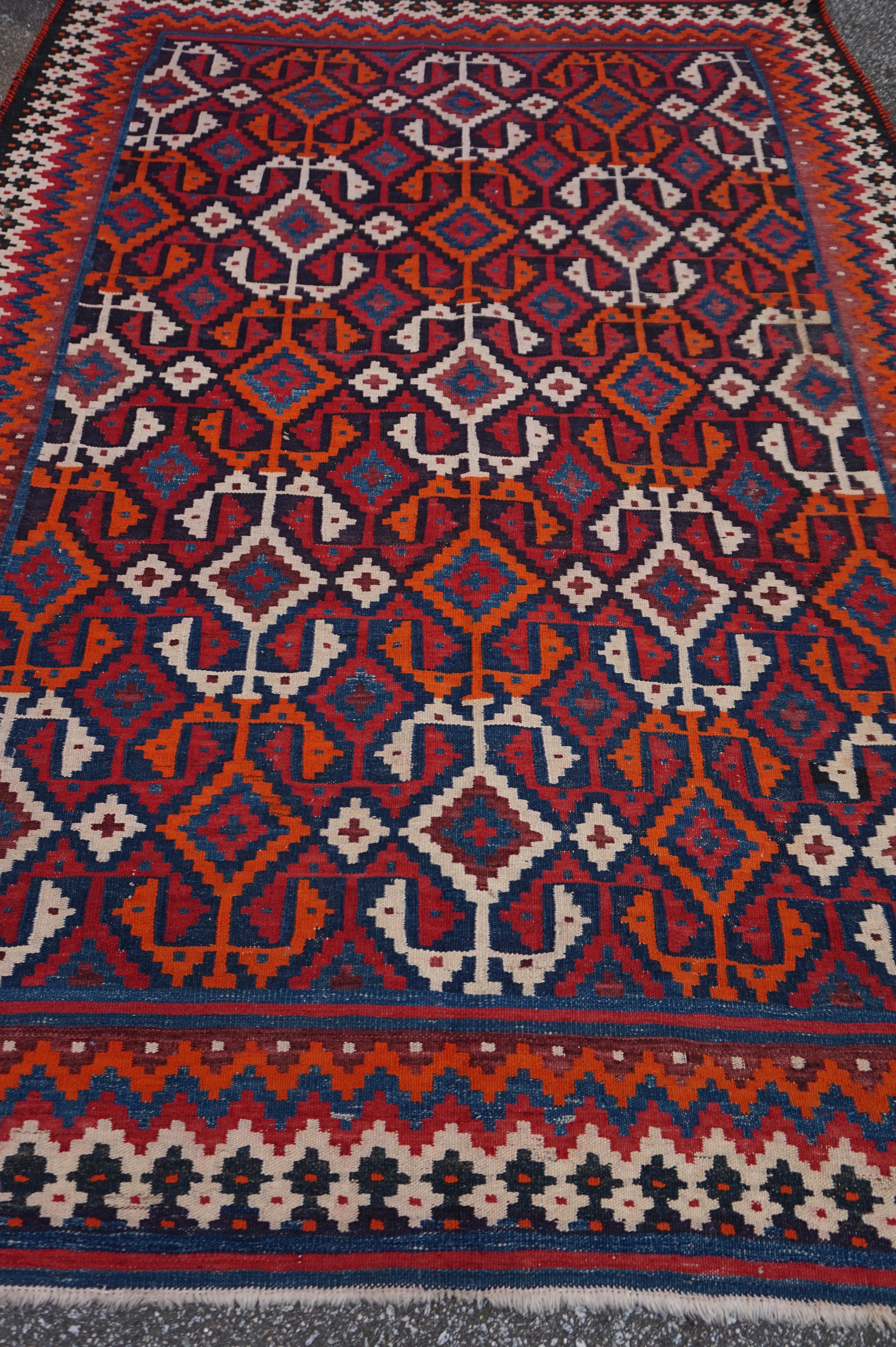 Kilim d'Anatolie finement noué à la main avec un excellent motif géométrique. De jolis médaillons alternés et des tons chauds d'orange, d'indigo et de bleu. Il s'agit d'un tissage plat semi-antique raffiné, comme on n'en voit pas souvent mais qu'on