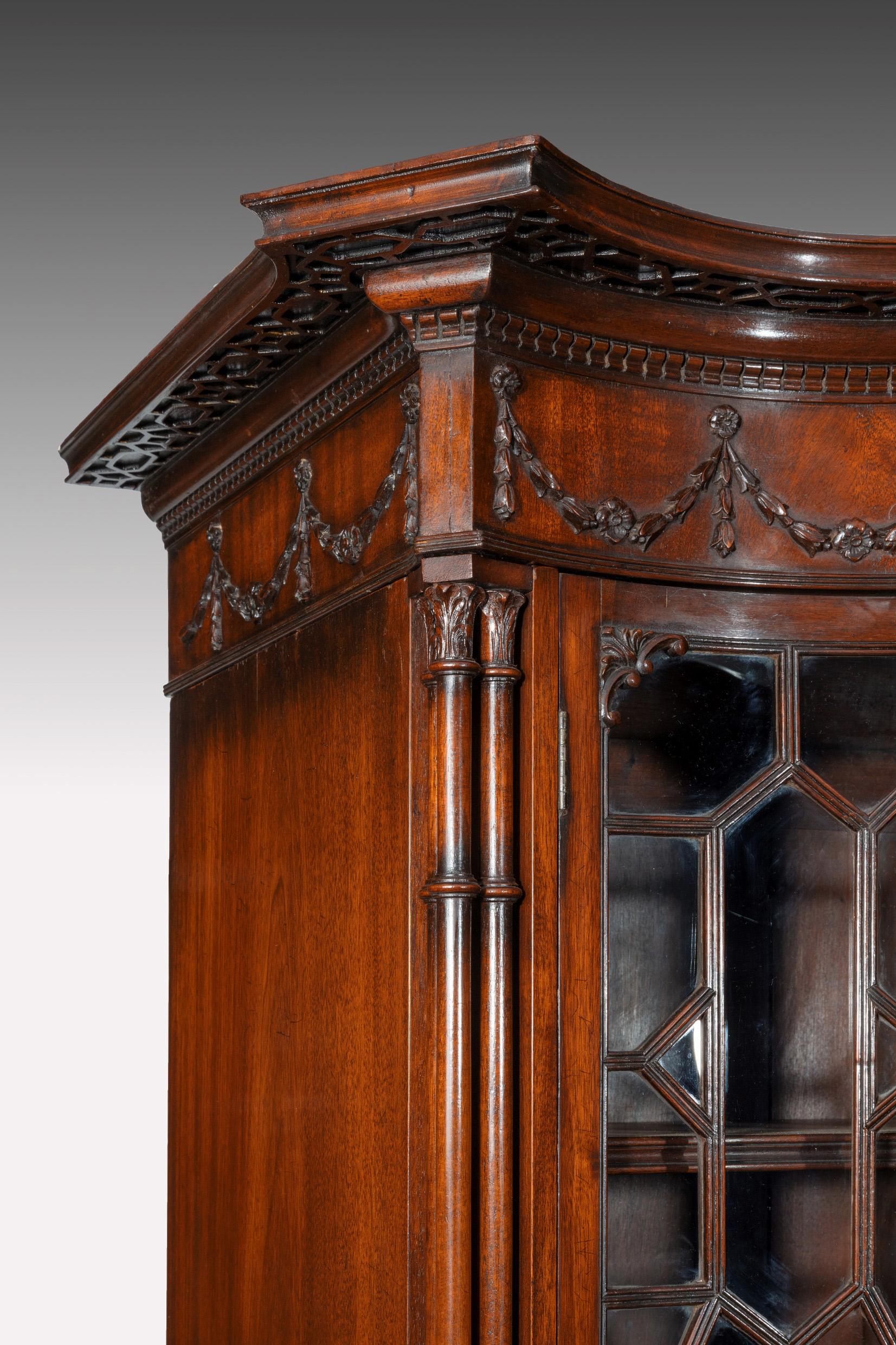 Fine Serpentine Mahogany Secretaire Bookcase in the Manner of Thomas Chippendale In Excellent Condition In Benington, Herts