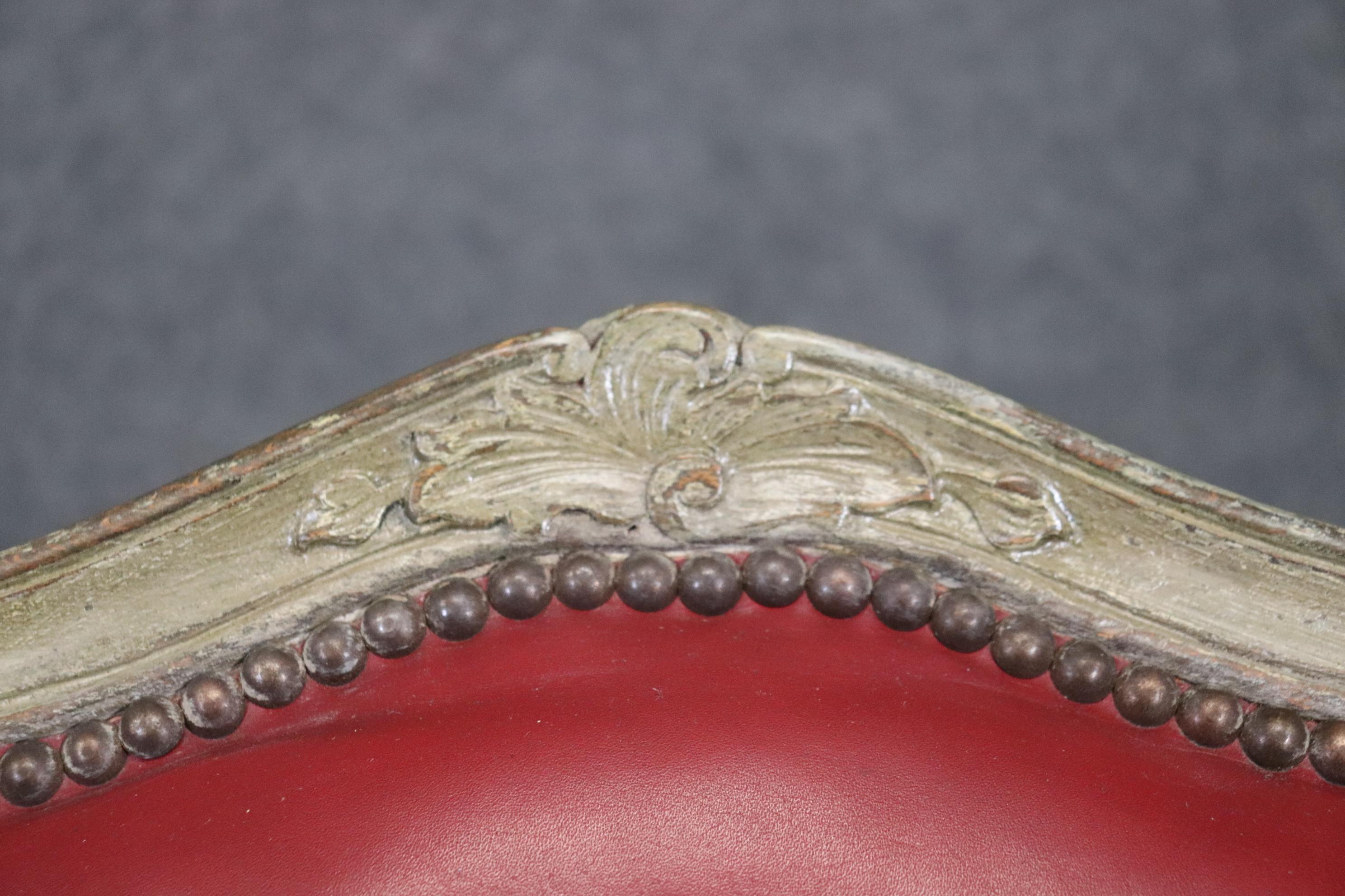 Feines Set 8 Rotes Leder Goldgeprägt Große Französische Louis XV Gemalte Esszimmerstühle im Angebot 5