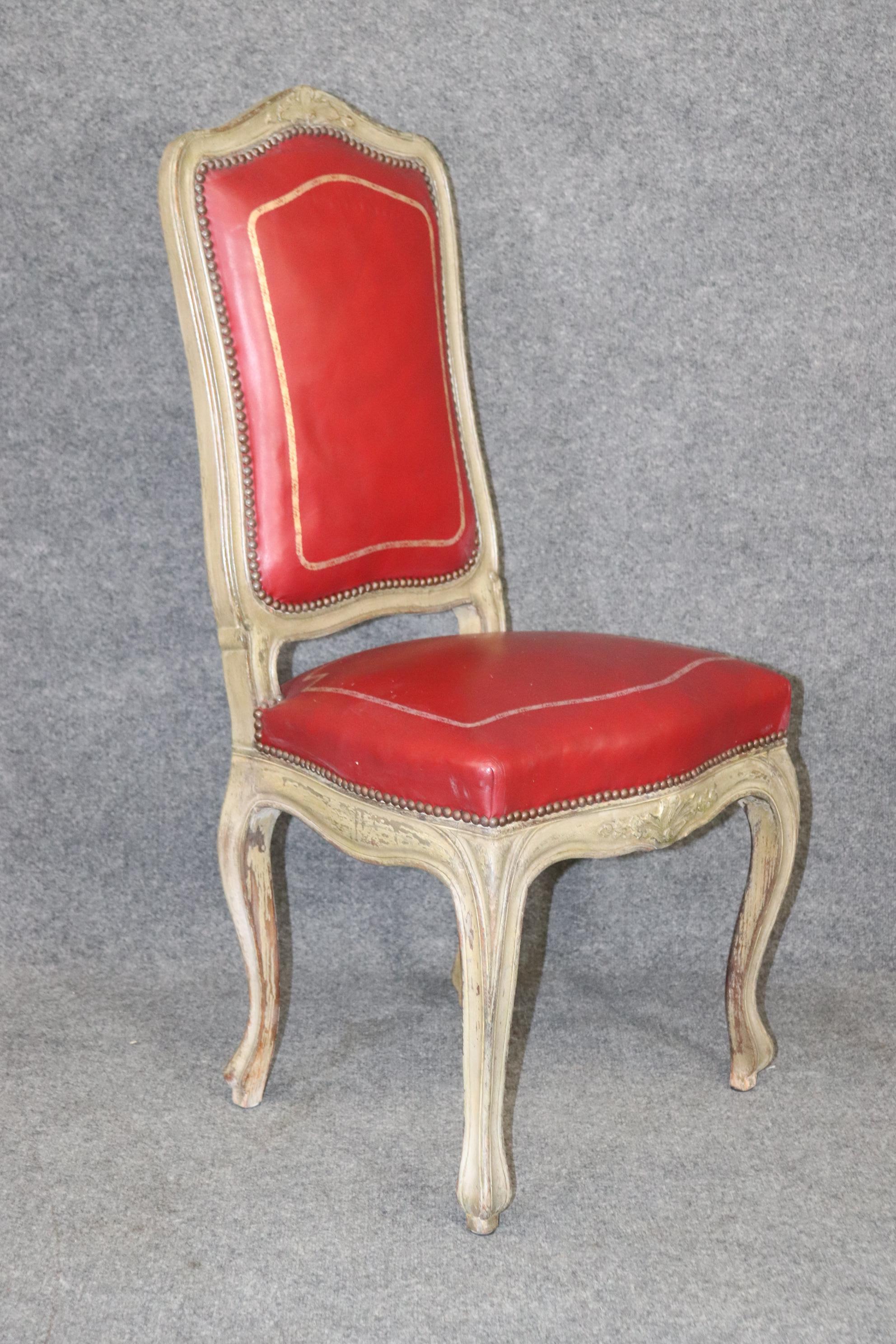 Feines Set 8 Rotes Leder Goldgeprägt Große Französische Louis XV Gemalte Esszimmerstühle (Louis XV.) im Angebot