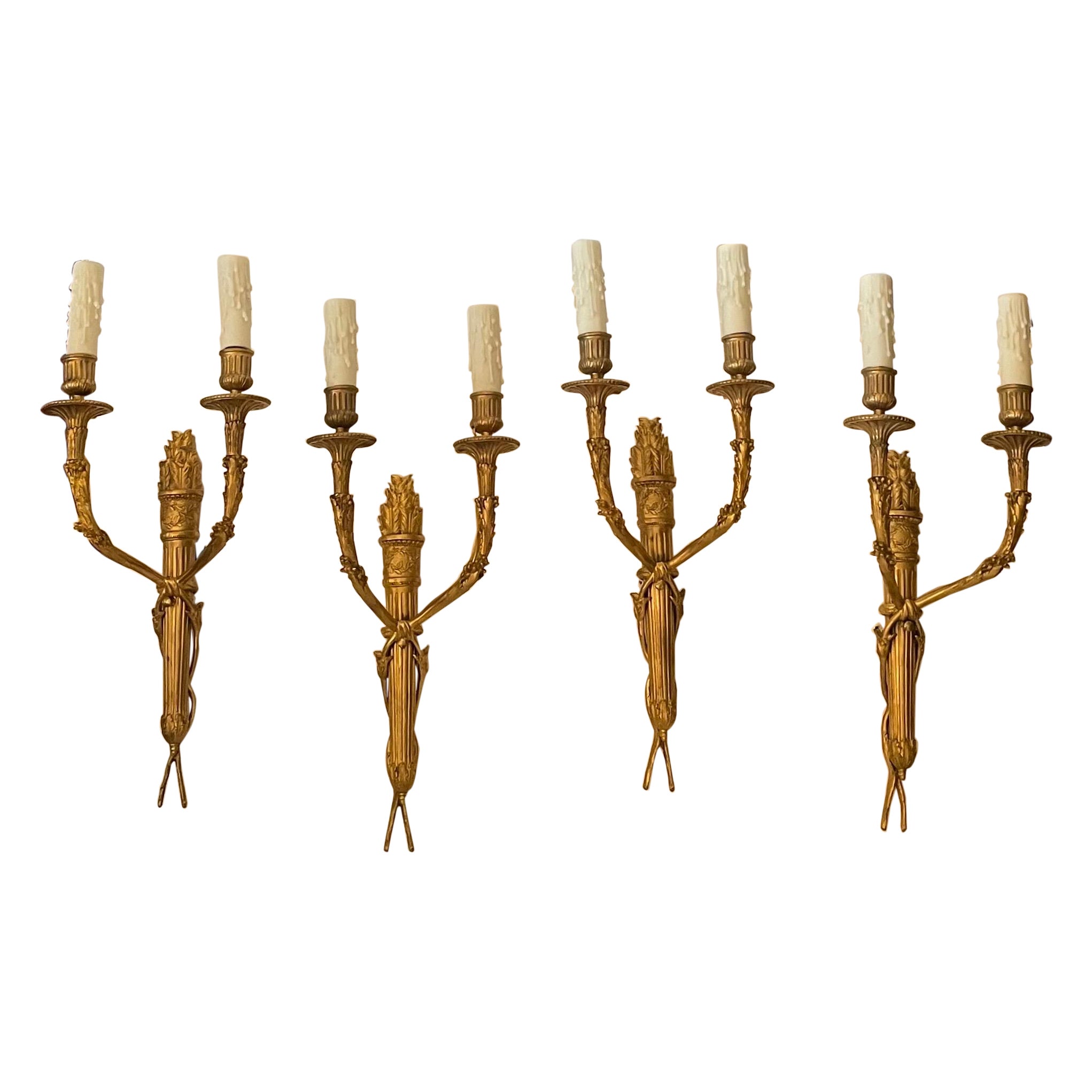 Ensemble raffiné de quatre appliques torchères Empire néoclassiques de style Régence française en bronze doré